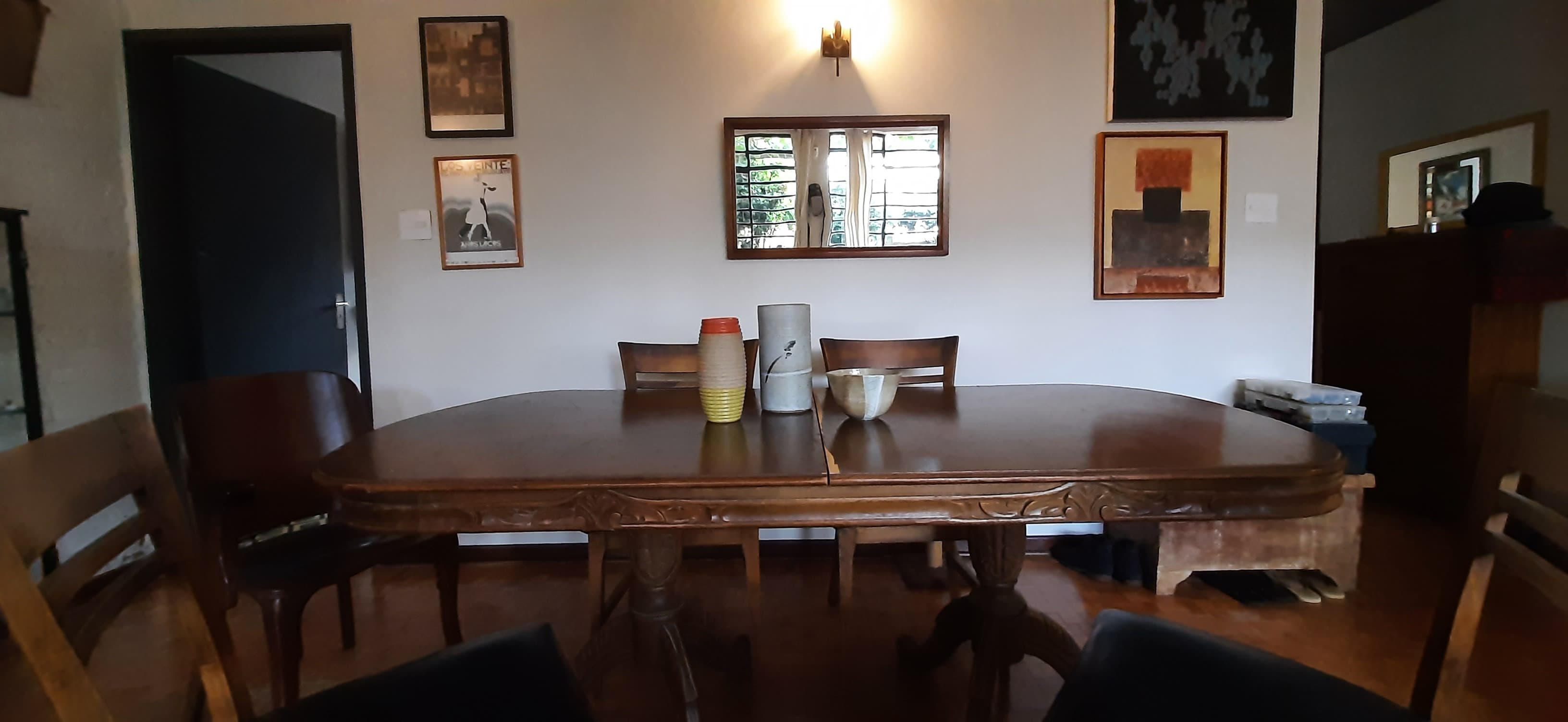Formosa mesa de fazenda retangular arredondada com pés torneados e detalhes entalhados 