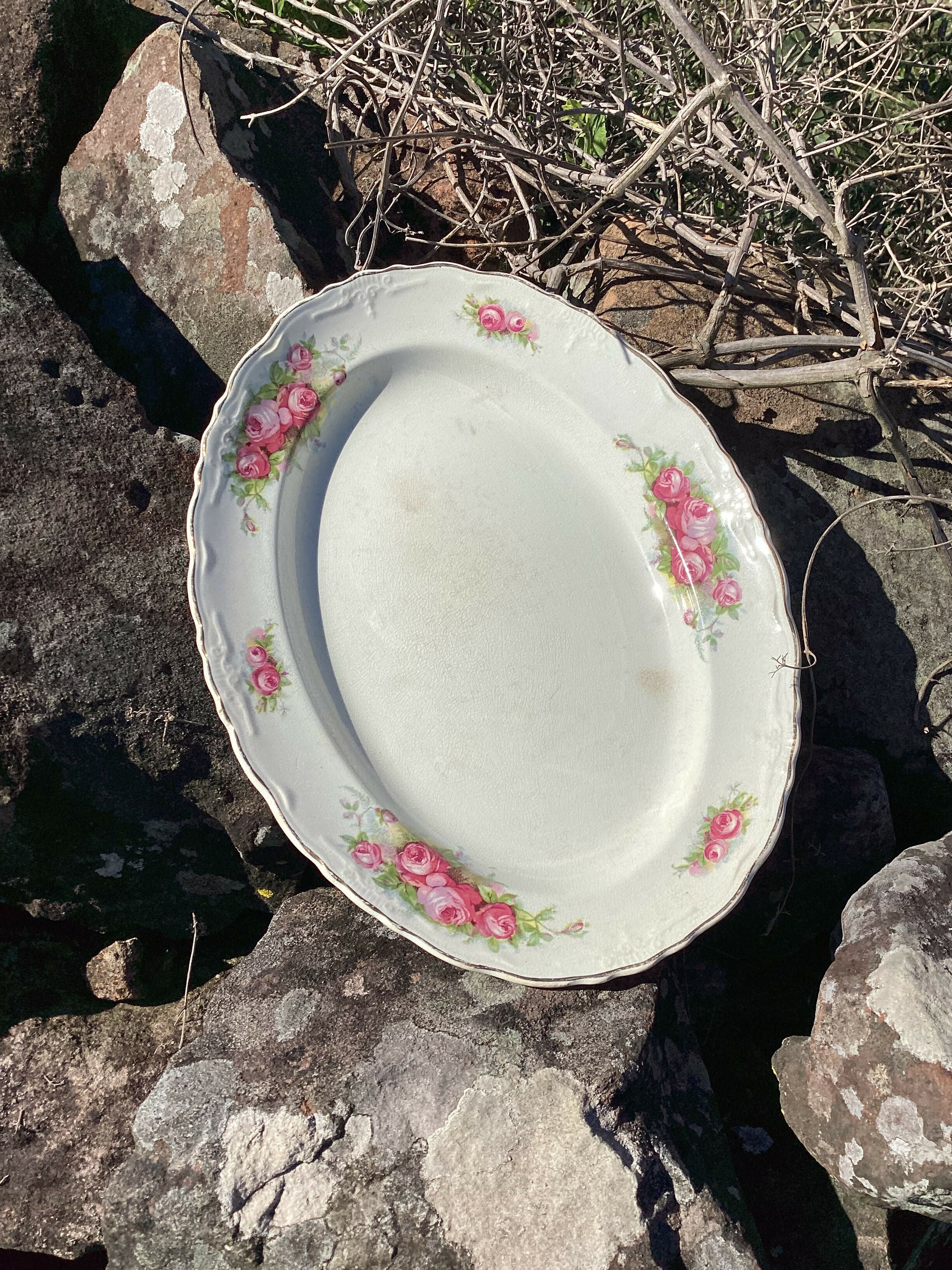 Mesa posta com charmosa travessa inglesa