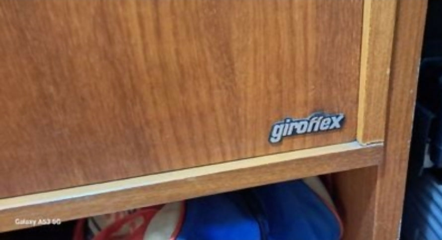 Aparador / Buffet baixo Giroflex com chave