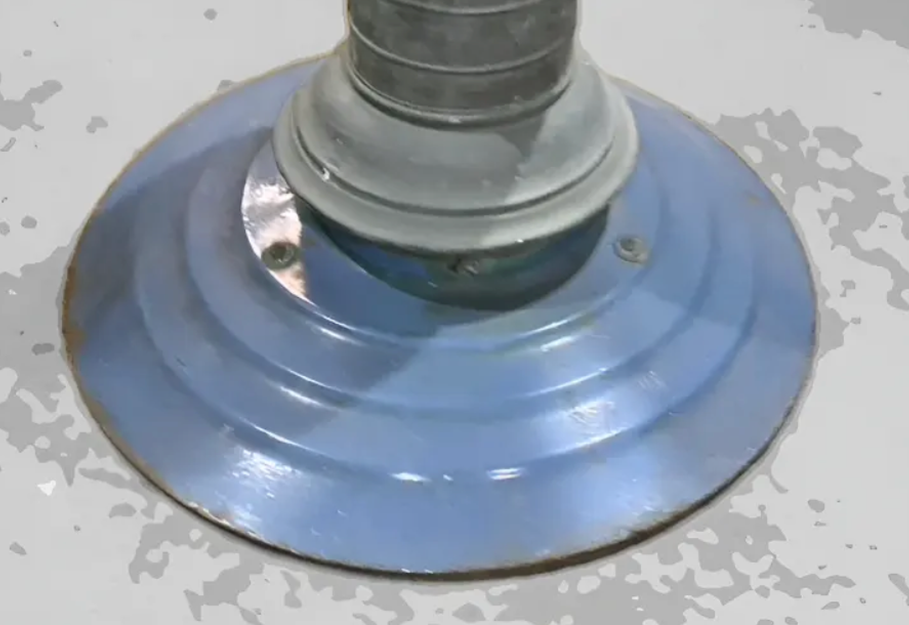 Luminária antiga com cúpula em ferro esmaltado azul
