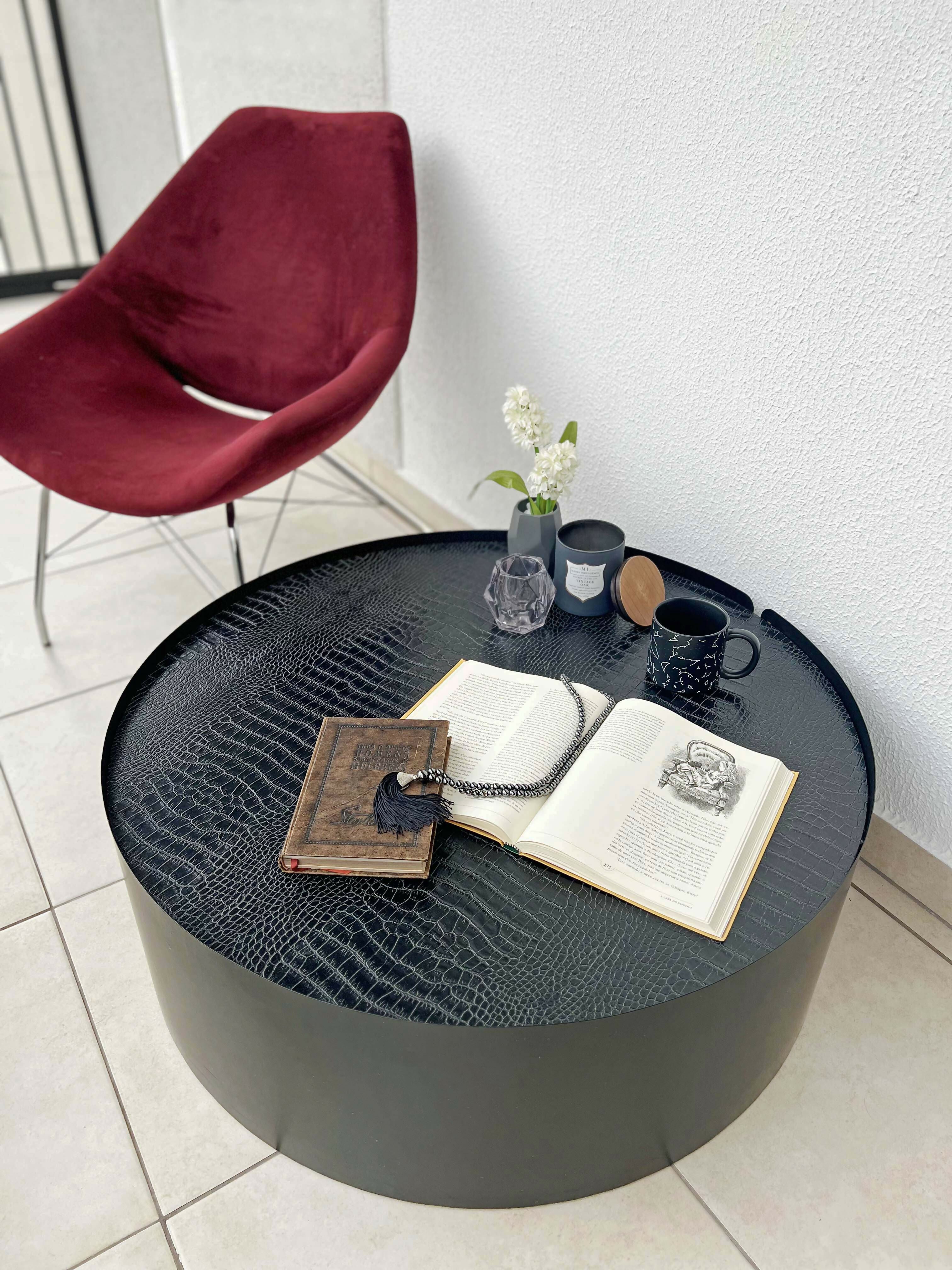 Mesa de Centro e Apoio Preta em Croco