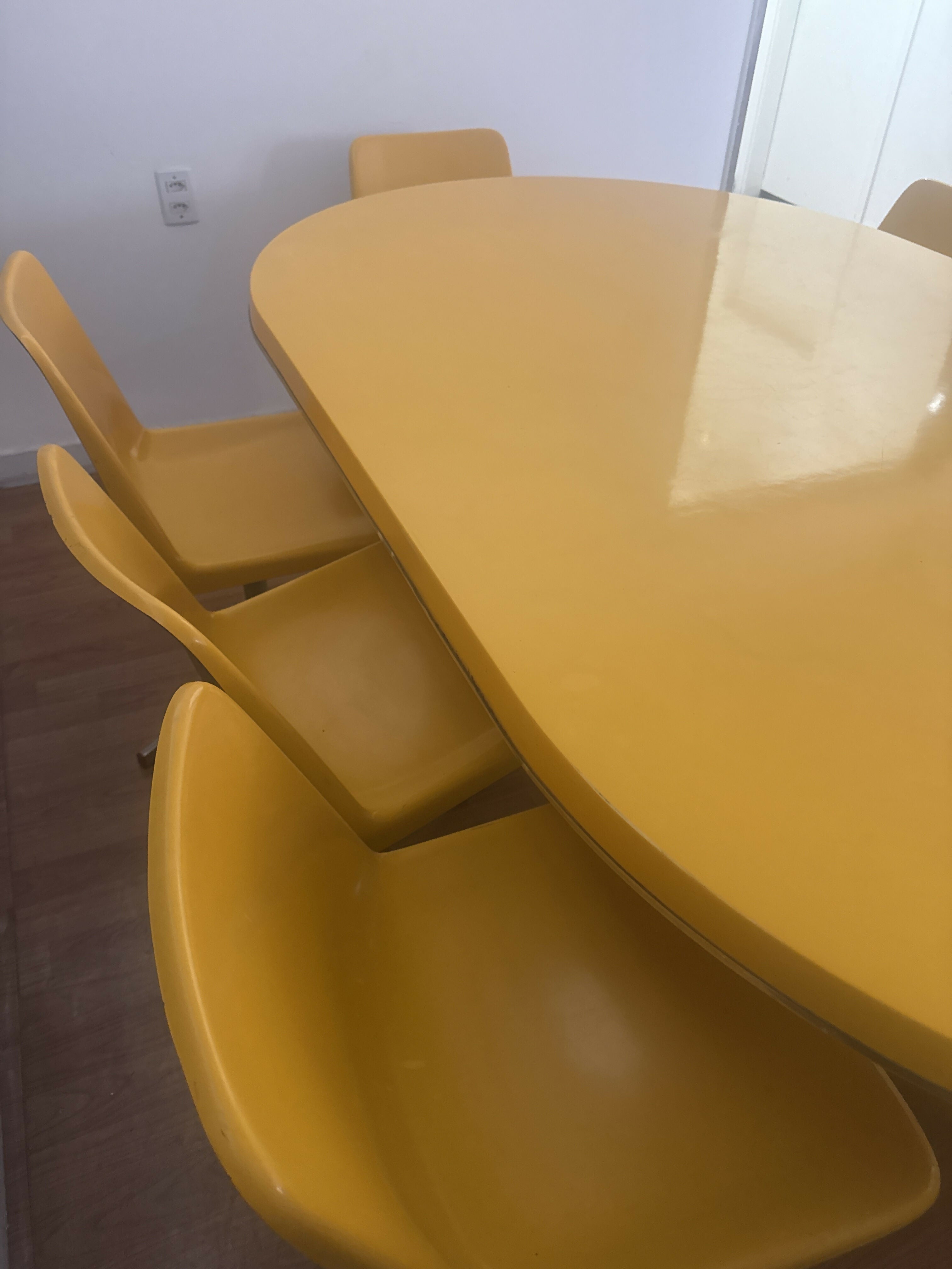 Conjunto Vintage Anos 70 – Mesa de Fibra + 8 Cadeiras – Móveis Gyotoku – RARÍSSIMO