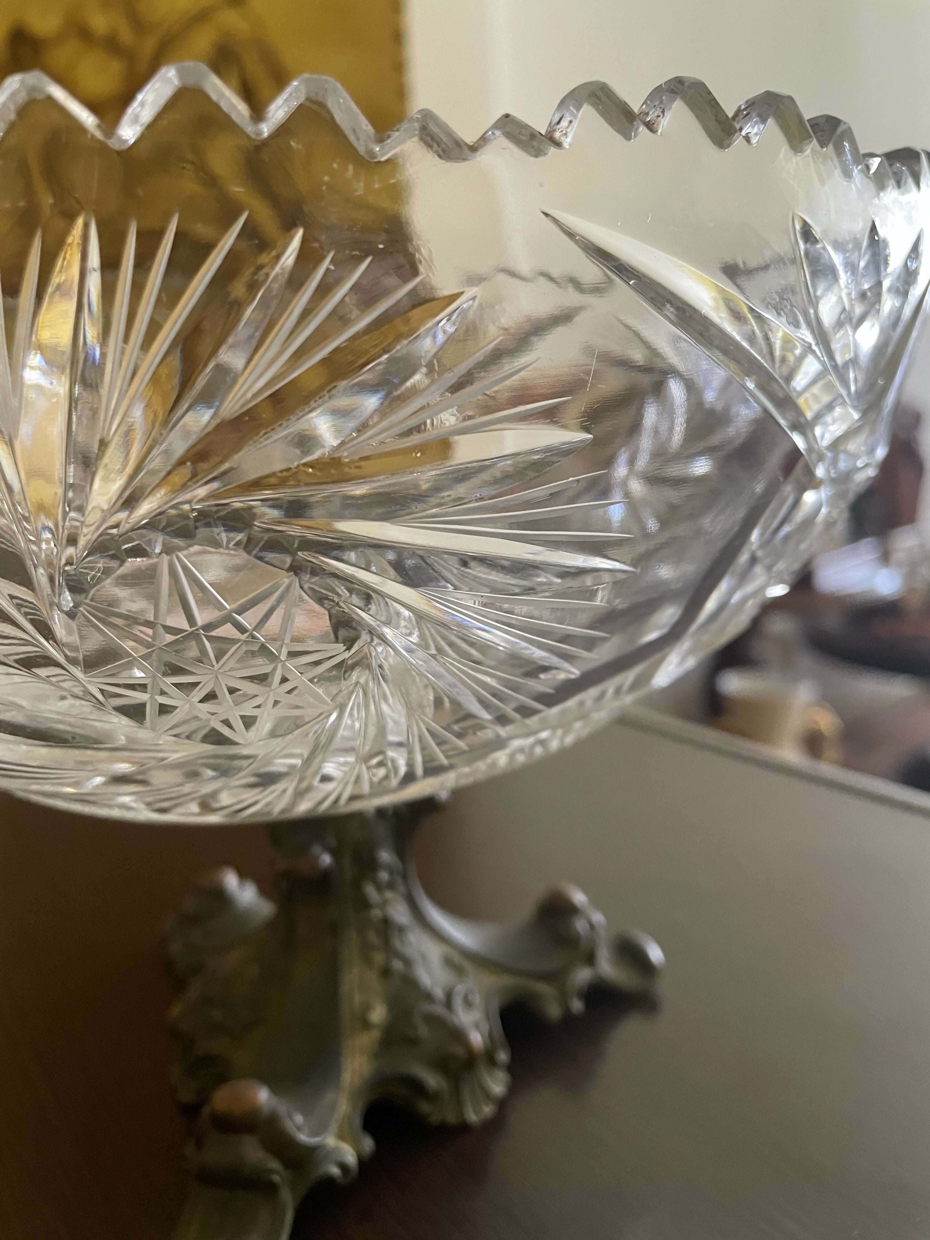 Fruteira de cristal com pé de bronze