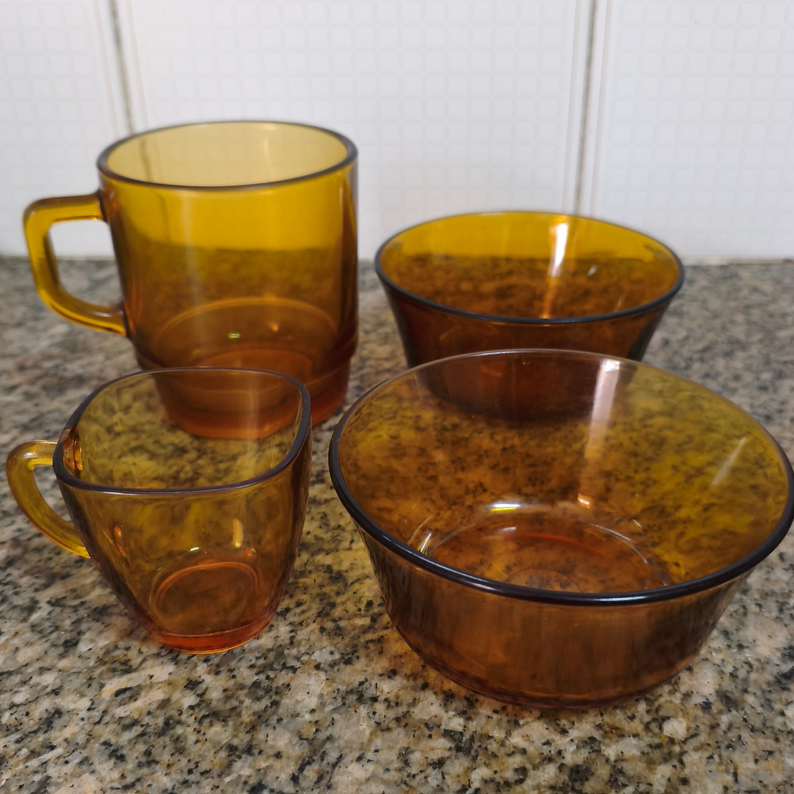 Conjunto peça em vidro âmbar
