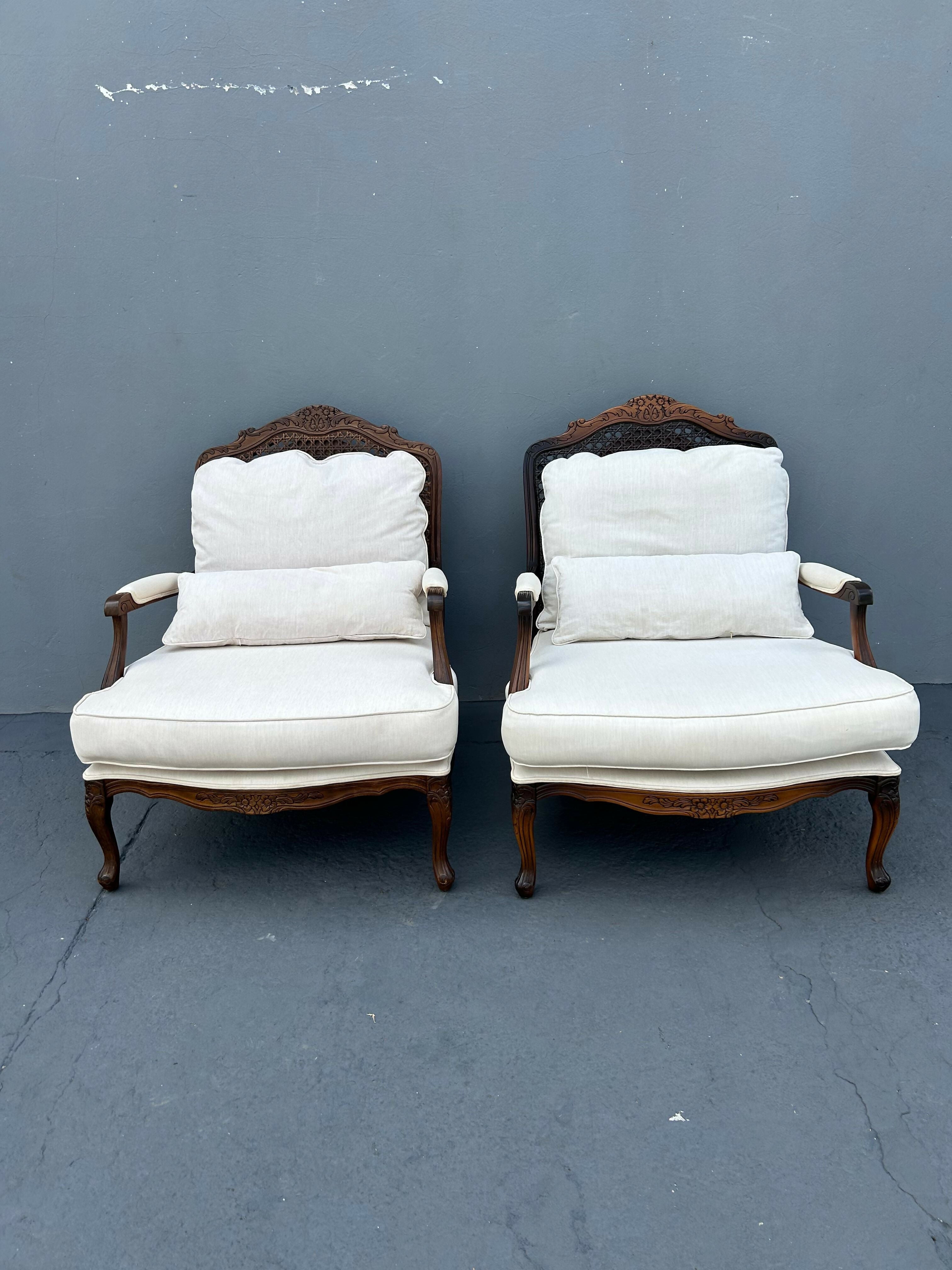 Par de Poltronas Sierra Móveis – Elegância e Conforto ✨