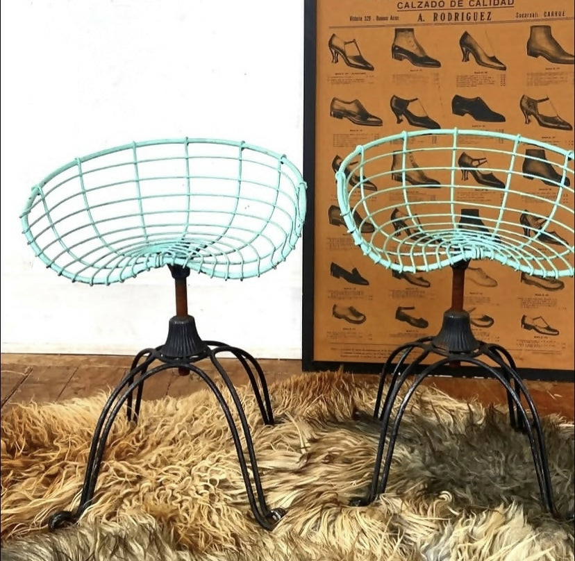 Banquetas aramadas tipo assento de trator