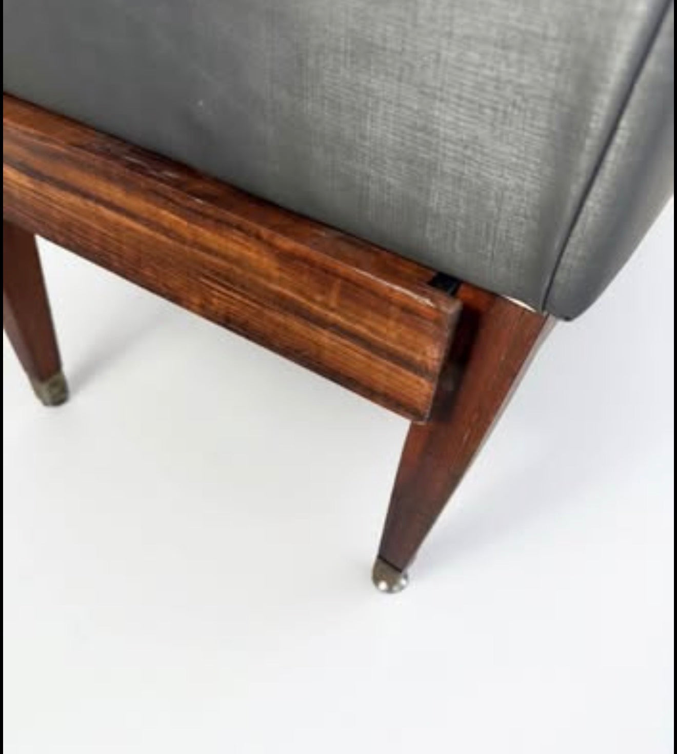 Relíquia do Design Brasileiro: Sofá-Cama Gelli (Anos 60) em Jacarandá Restaurado