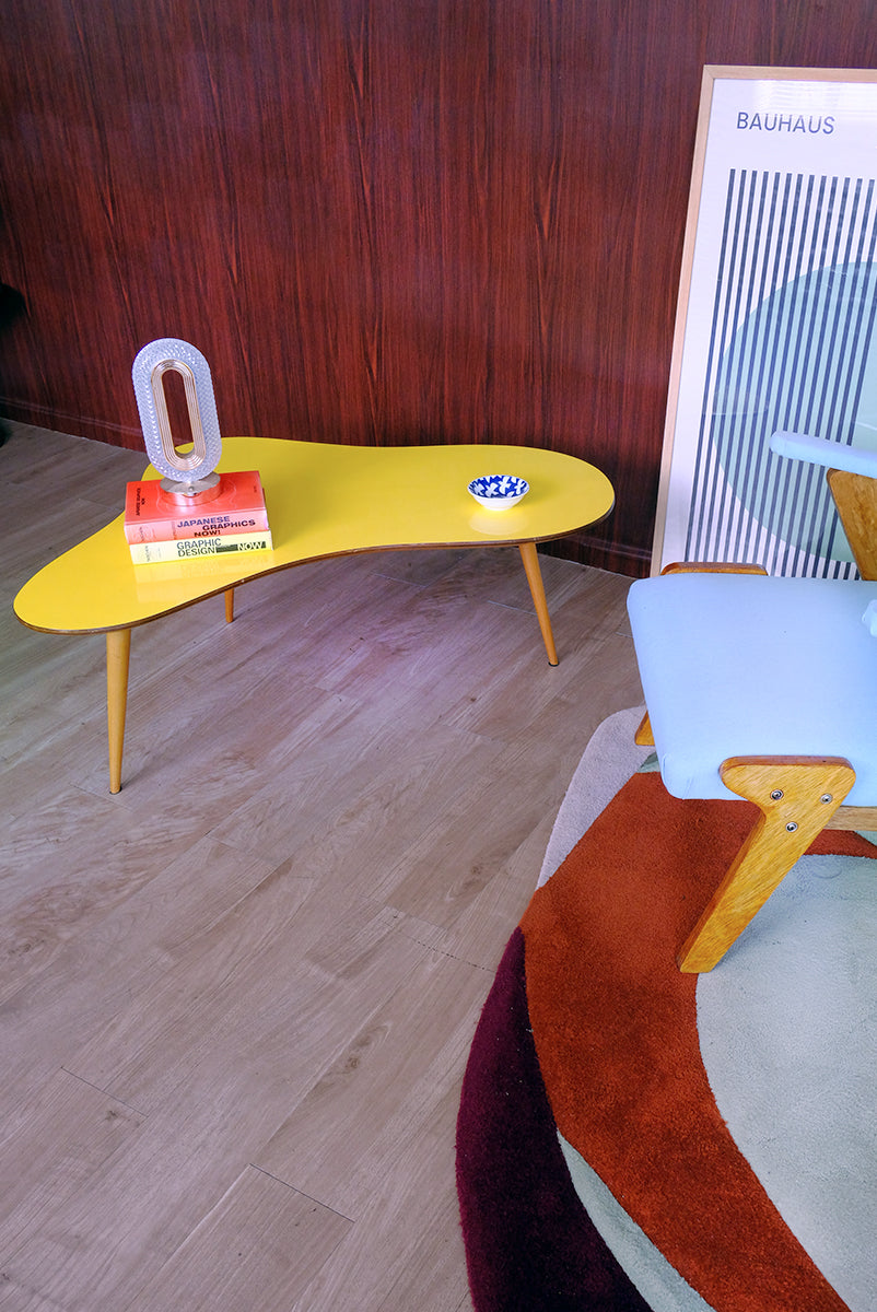 Mesinha de centro contemporânea - pés palito e forma orgânica em amarelo 