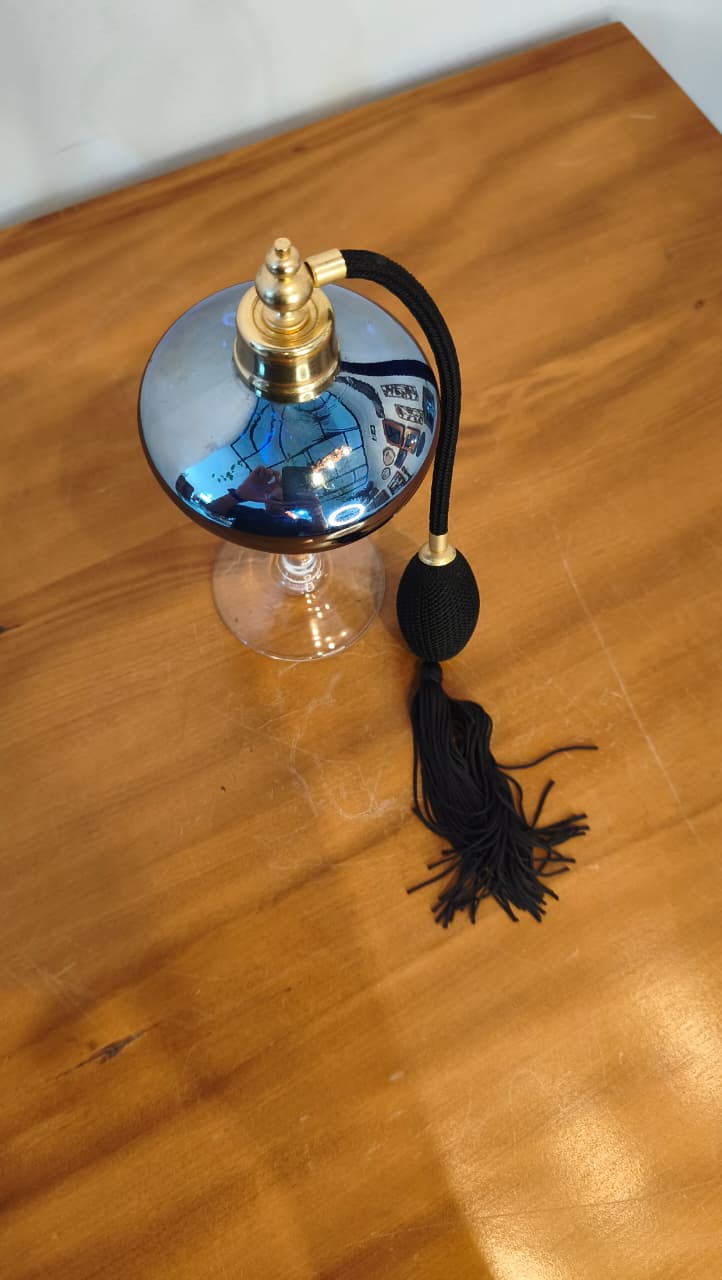 Perfumeiro decorativo em vidro azul espelhado com borrifador | 20 cm