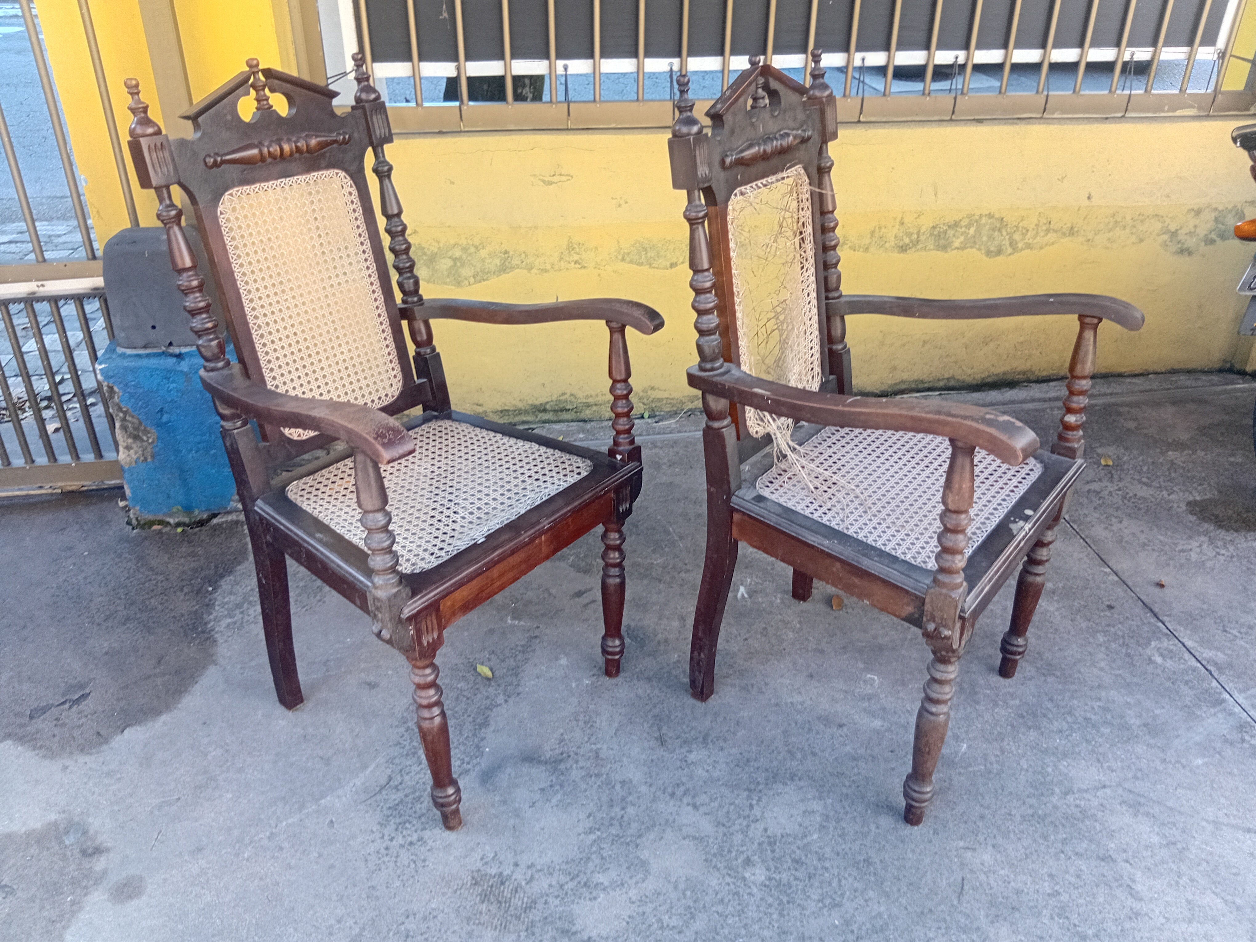 Par de cadeiras com braço e palhinha (para restauro) 