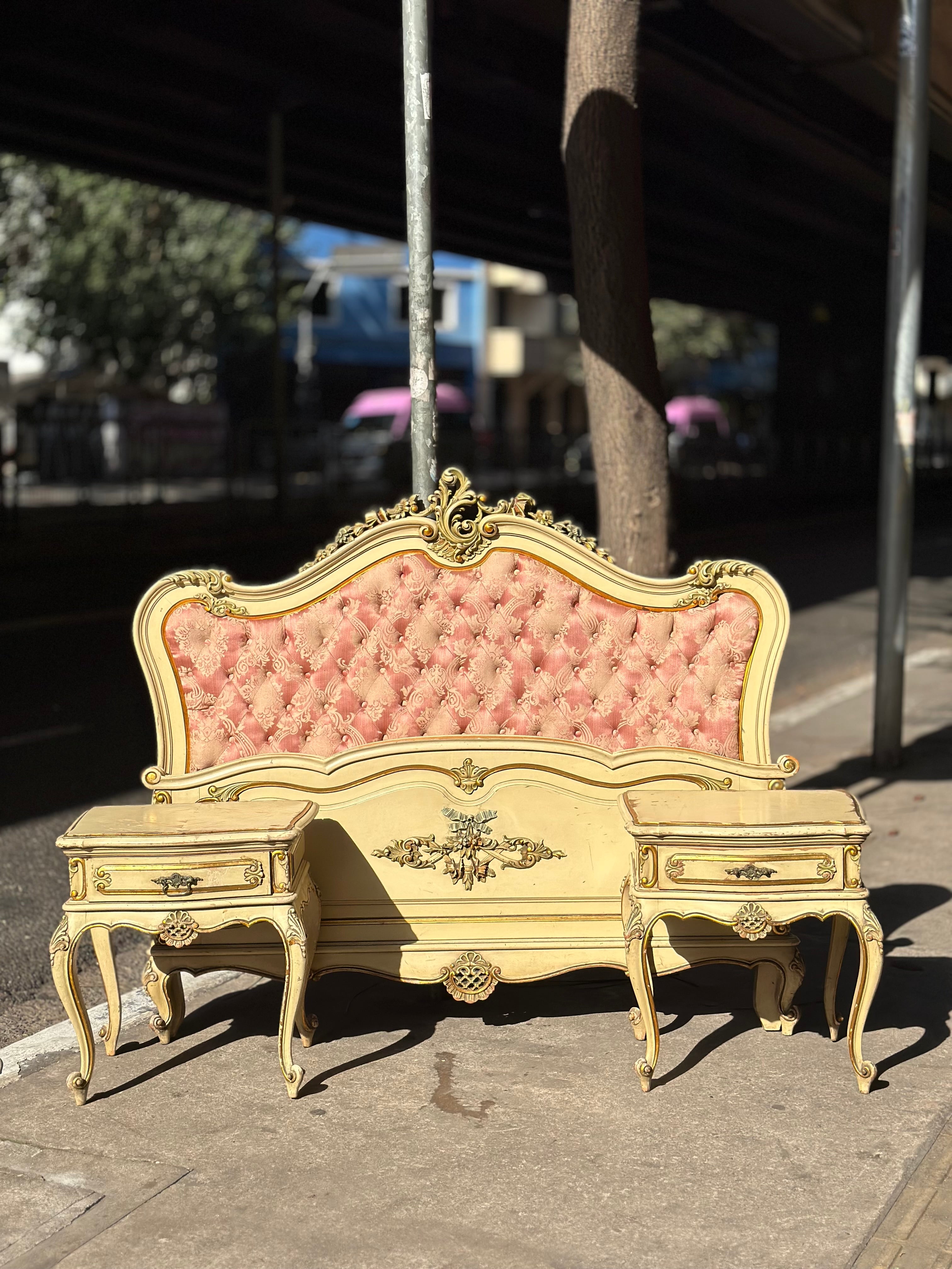 Cama com mesinhas de cabeceira Luís XV