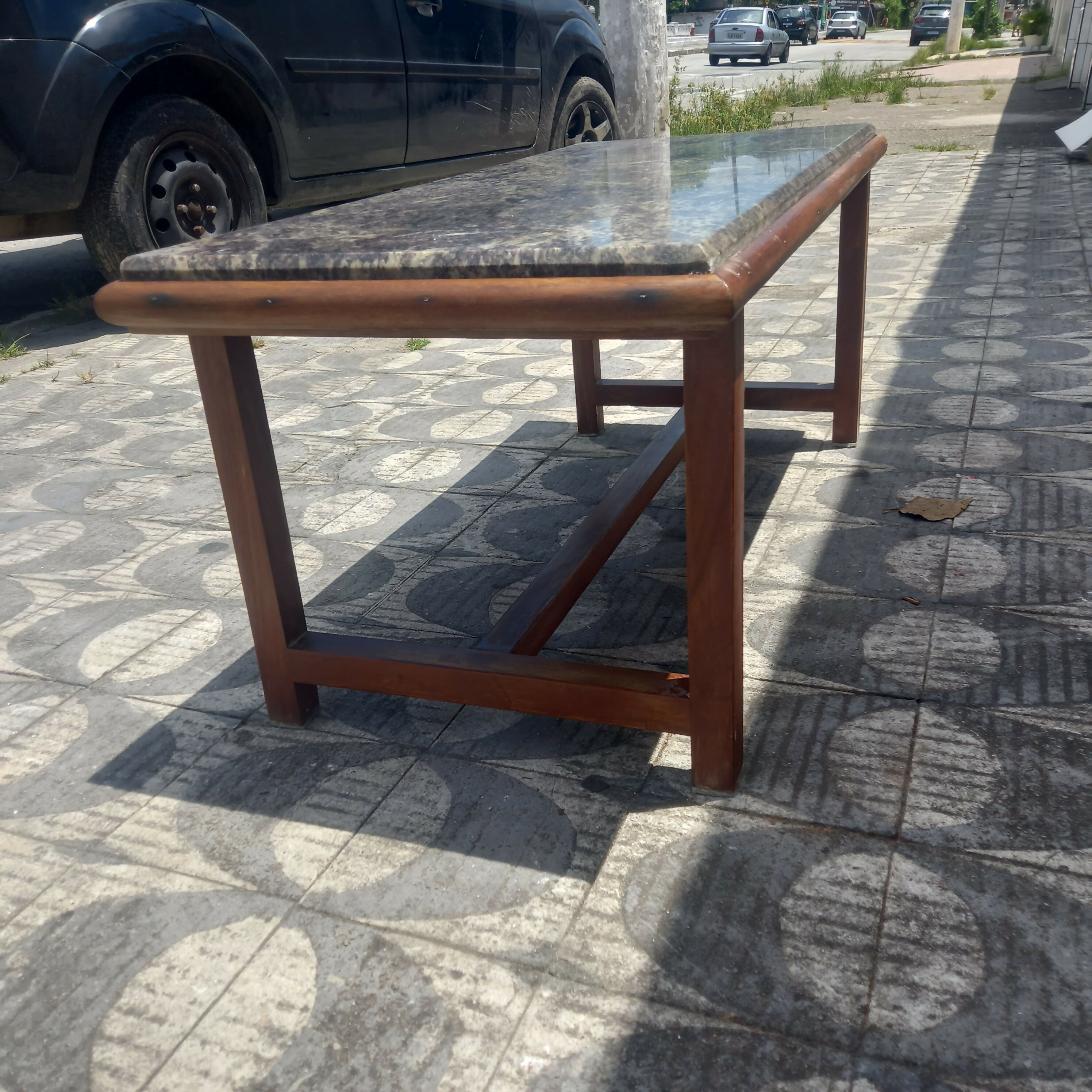 Mesa de centro em madeira com tampo de mármore