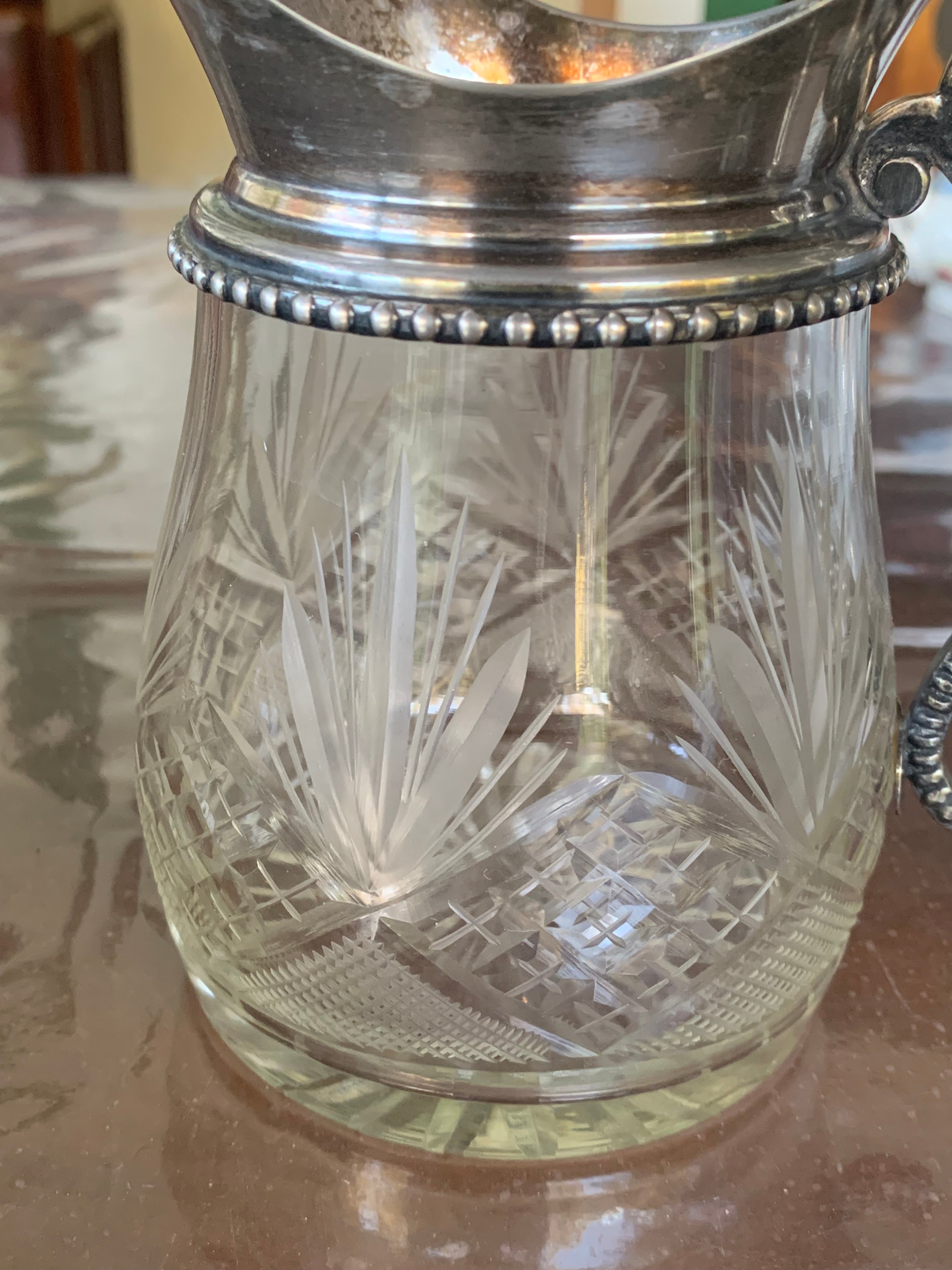 Antiga jarrinha em cristal ricamente lapidada e com detalhes em prata