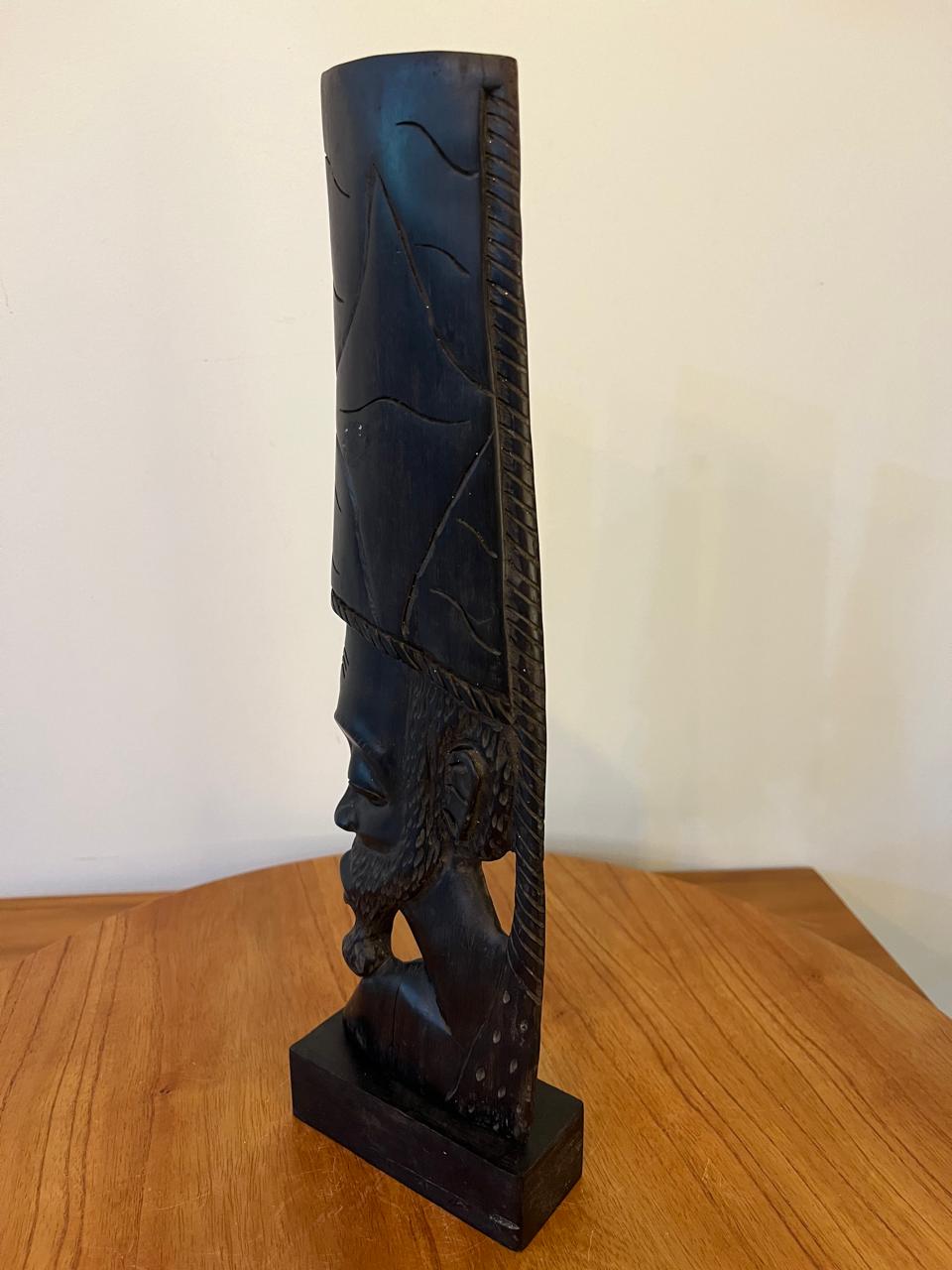 Escultura Masculina em Madeira Entalhada com Adorno Geométrico – Inspiração Africana