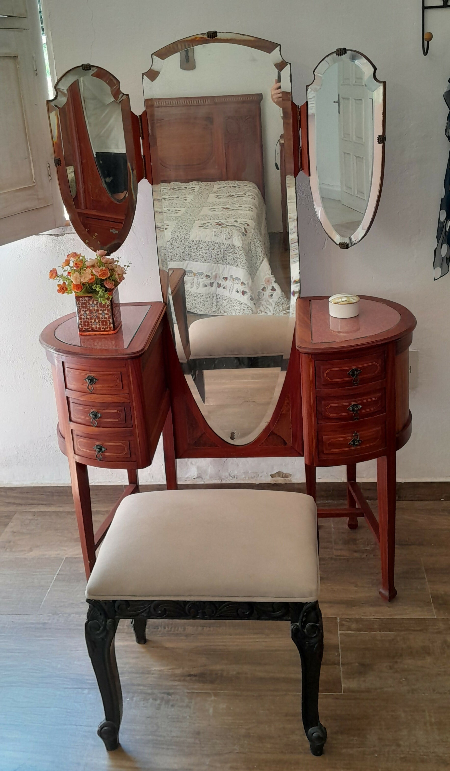 Penteadeira centenária restaurada