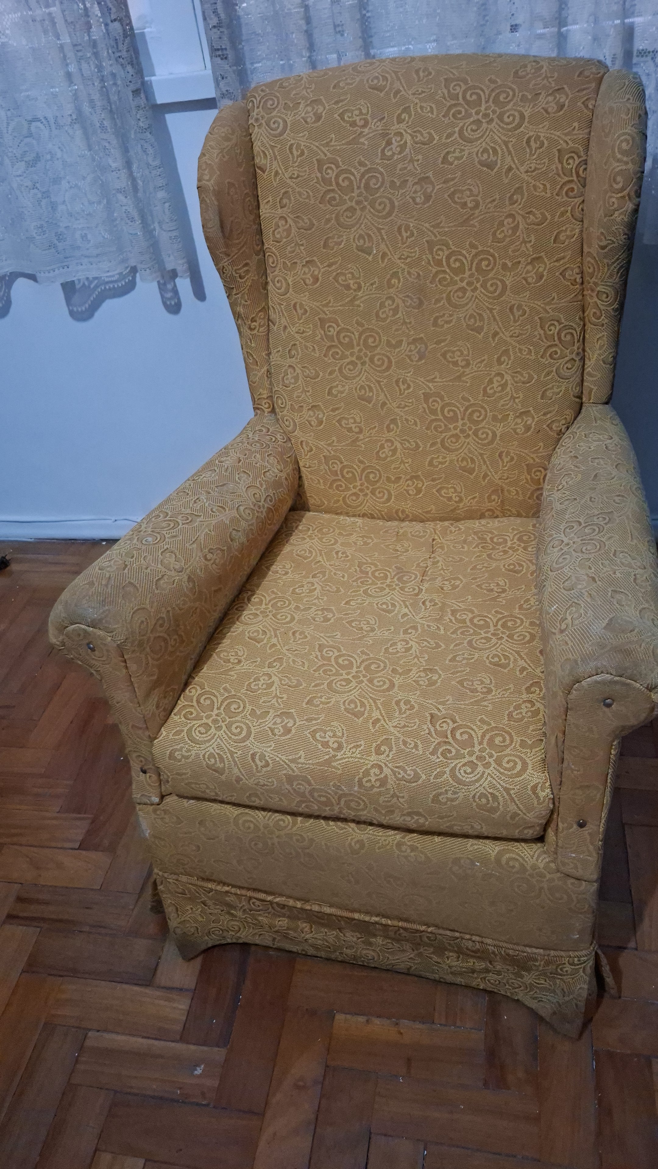 Poltrona Bergere em tecido amarelo estampado 