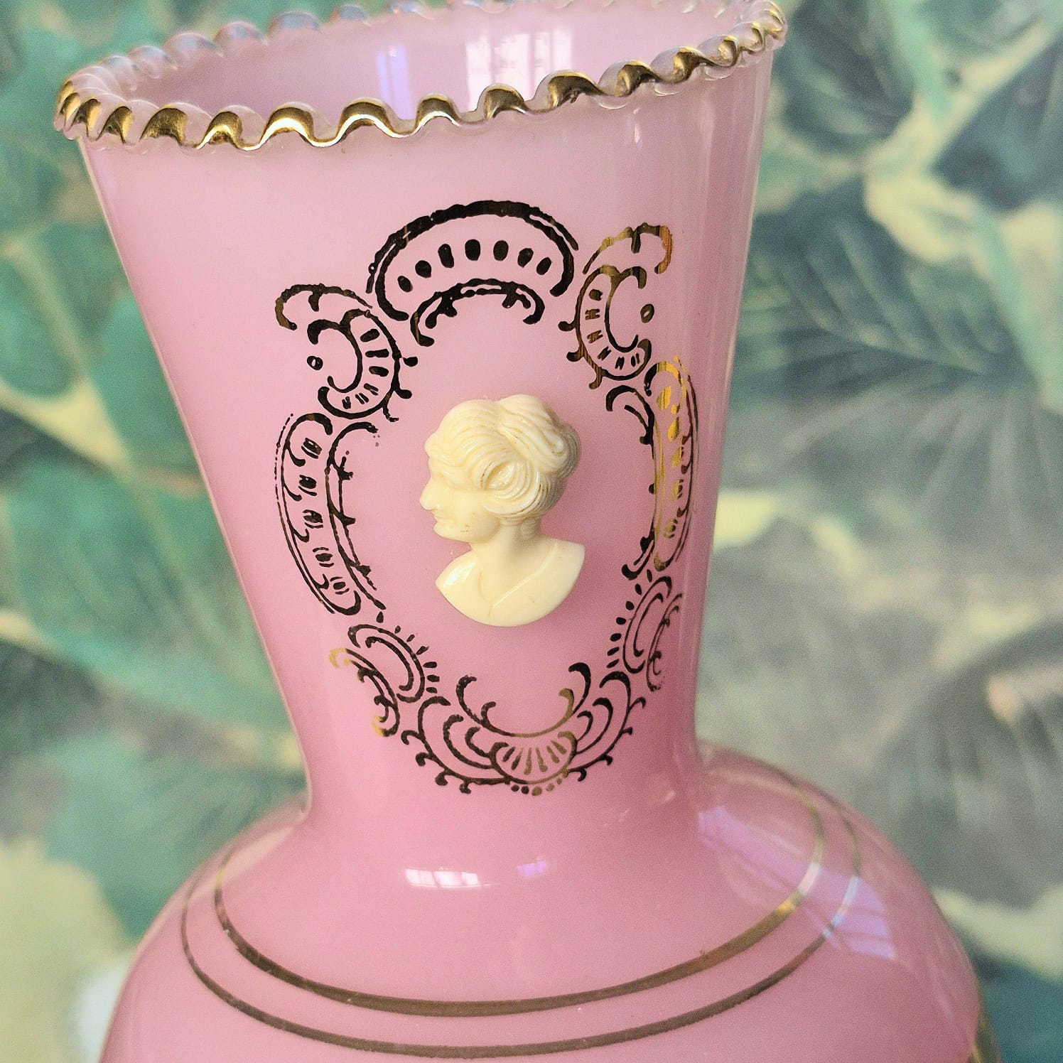 Vaso em opalina italiana Empoli,  decorada à ouro brunido e camafeu em aplique. Base em opalina branca swirl. Maravilhosa!
