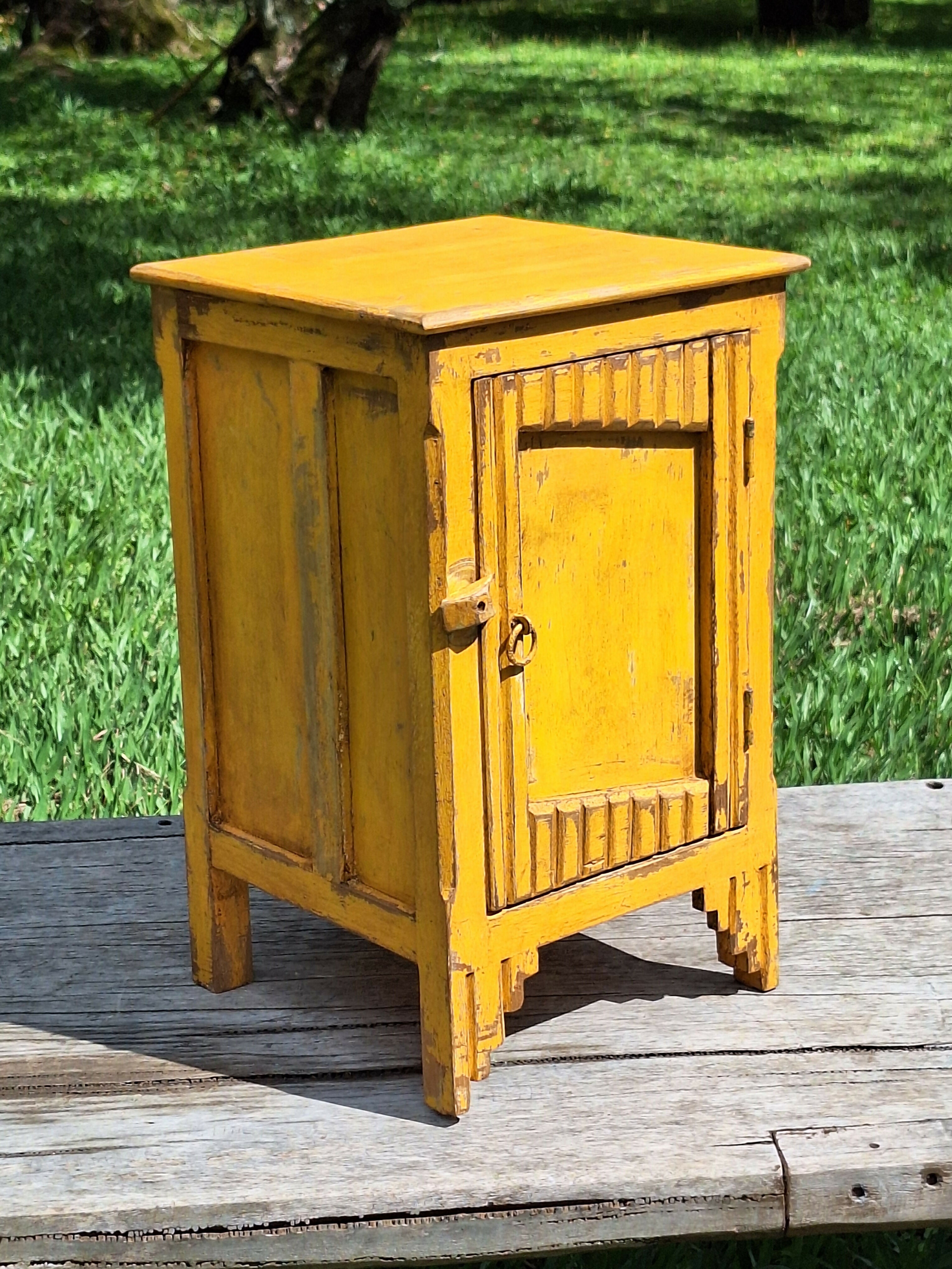 Mesinha de Cabeceira / Armarinho Tinta Gasta Amarela Madeira Maciça Garimpo Mineiro