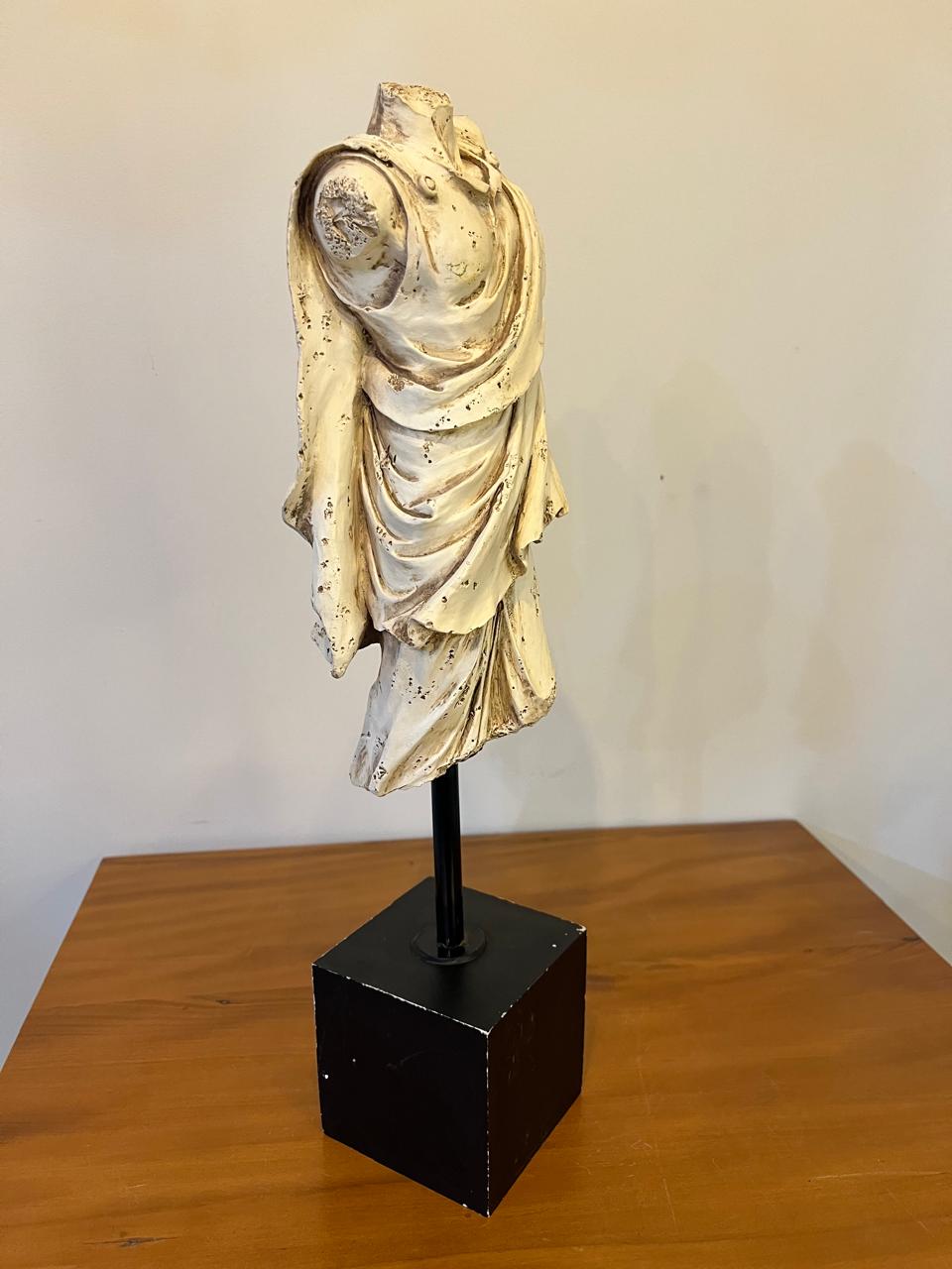 Escultura Decorativa de Torso Clássico com Vestes Drapeadas e Base Preta – 45 cm