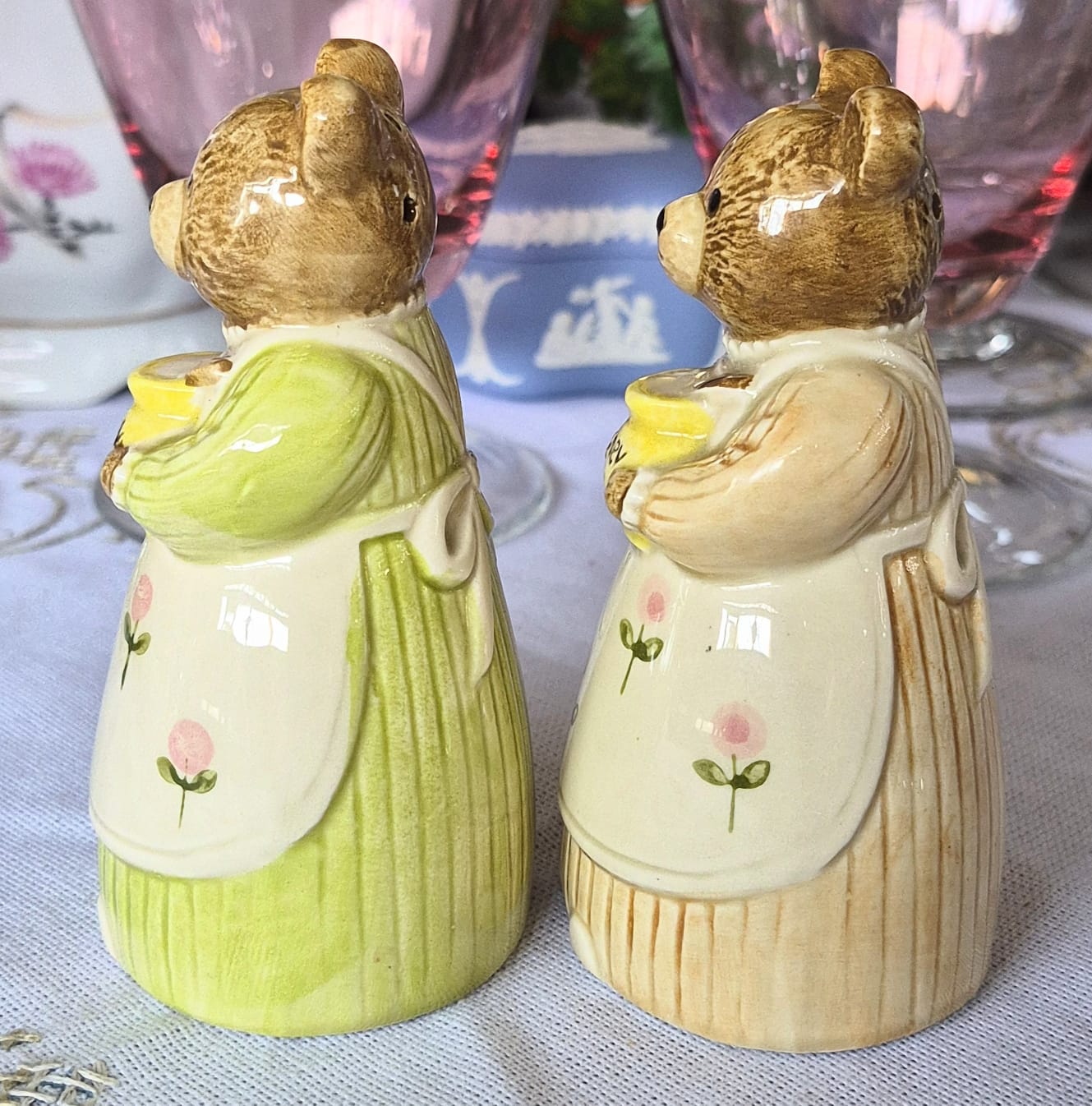 Conjunto de saleiro e pimenteiro em porcelana vintage japonesa Otagiri em formato de Ursinhos perfeitos.