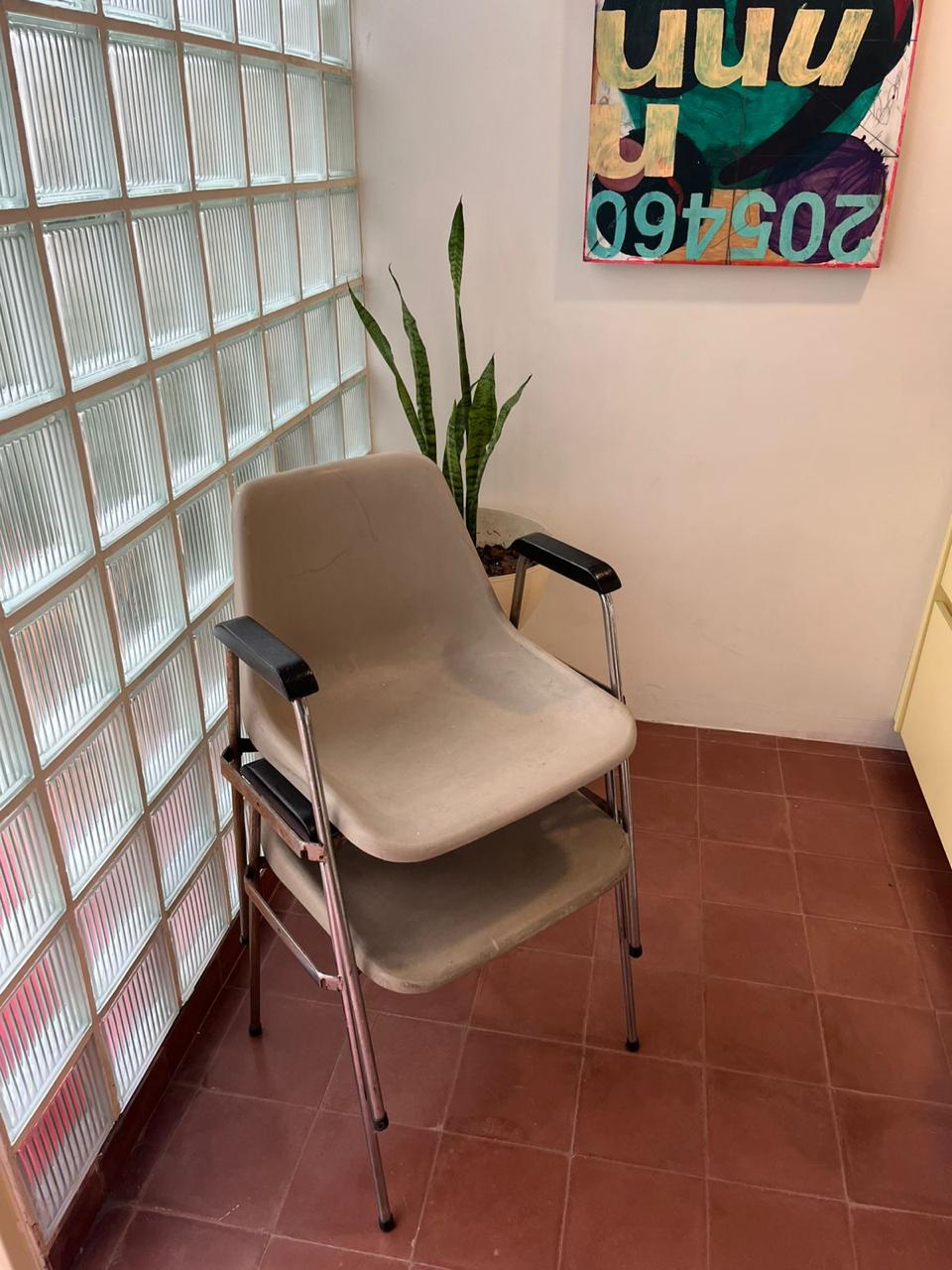 Cadeira Robin Day Bege com Braço para a L&