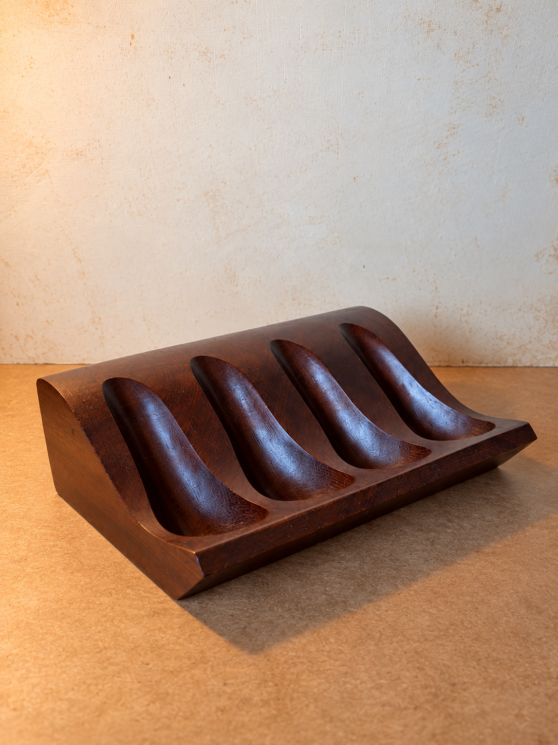 Suporte para quatro cachimbos em madeira maciça de desenho modernista (DMCPS_630)