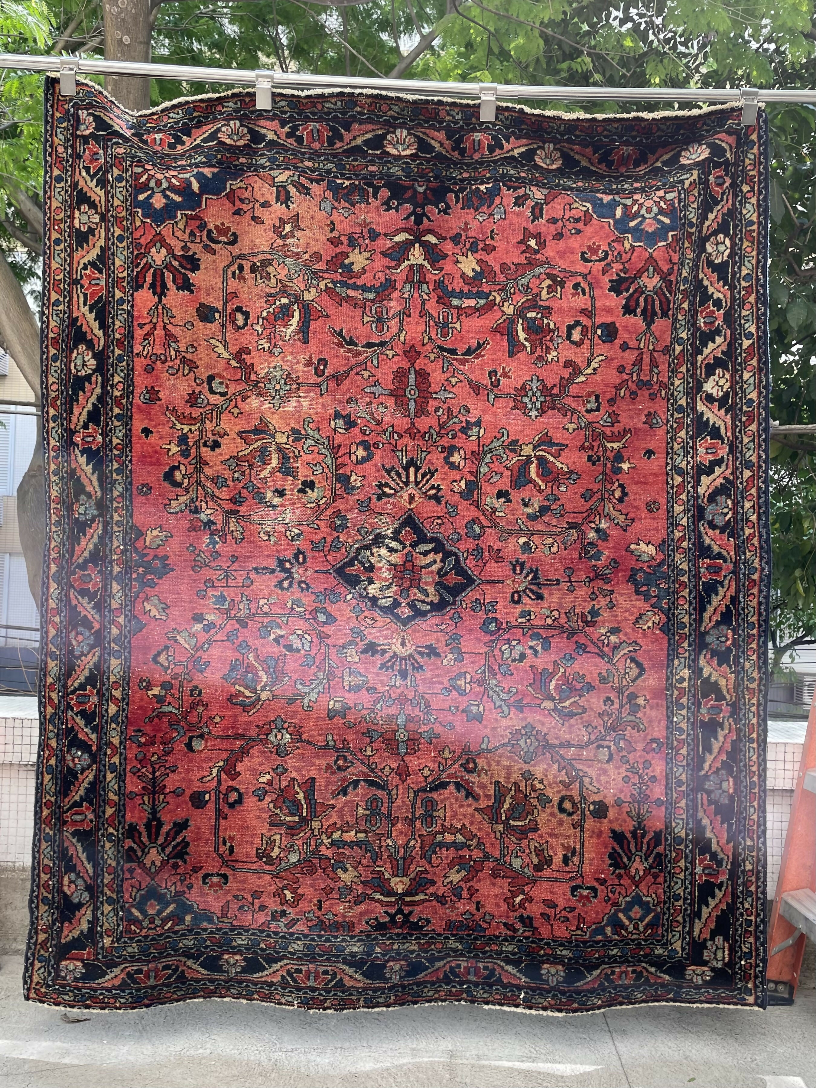 Tapete Sarouk com padrão floral