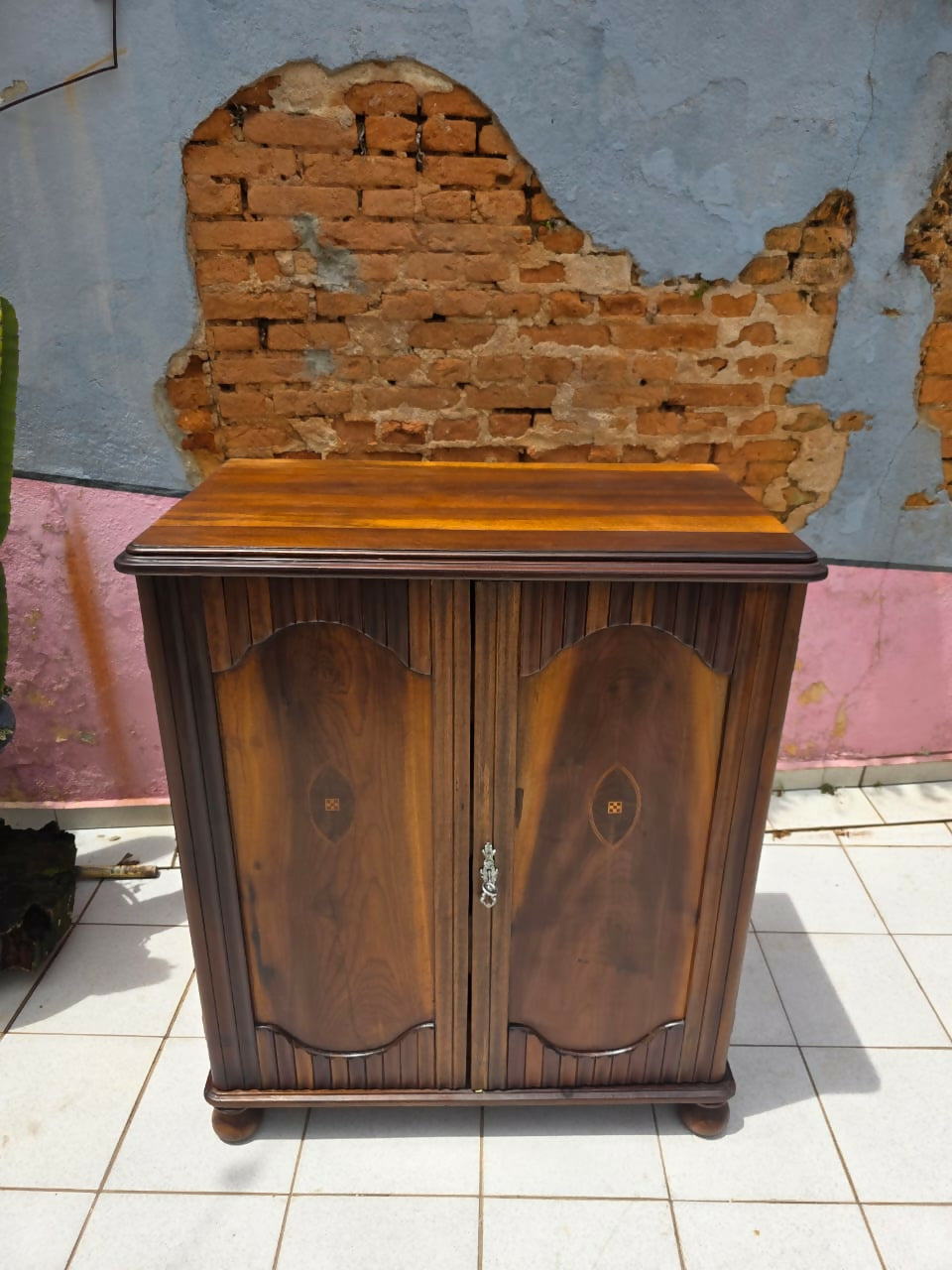 Camiseiro / Sapateira centenária em Imbuia maciça e marchetaria