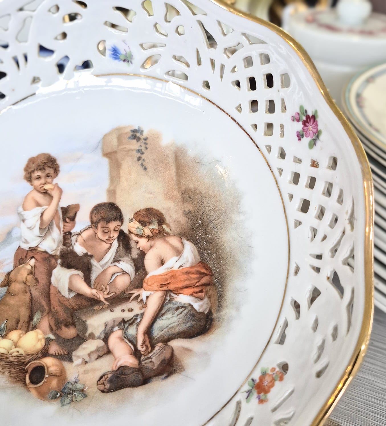 Fruteira em forma de bowl / tigela em porcelana alemã vintage fenestrada incrível e impecável,  em estado de vitrine,  Schumann Arzberg Bavaria.