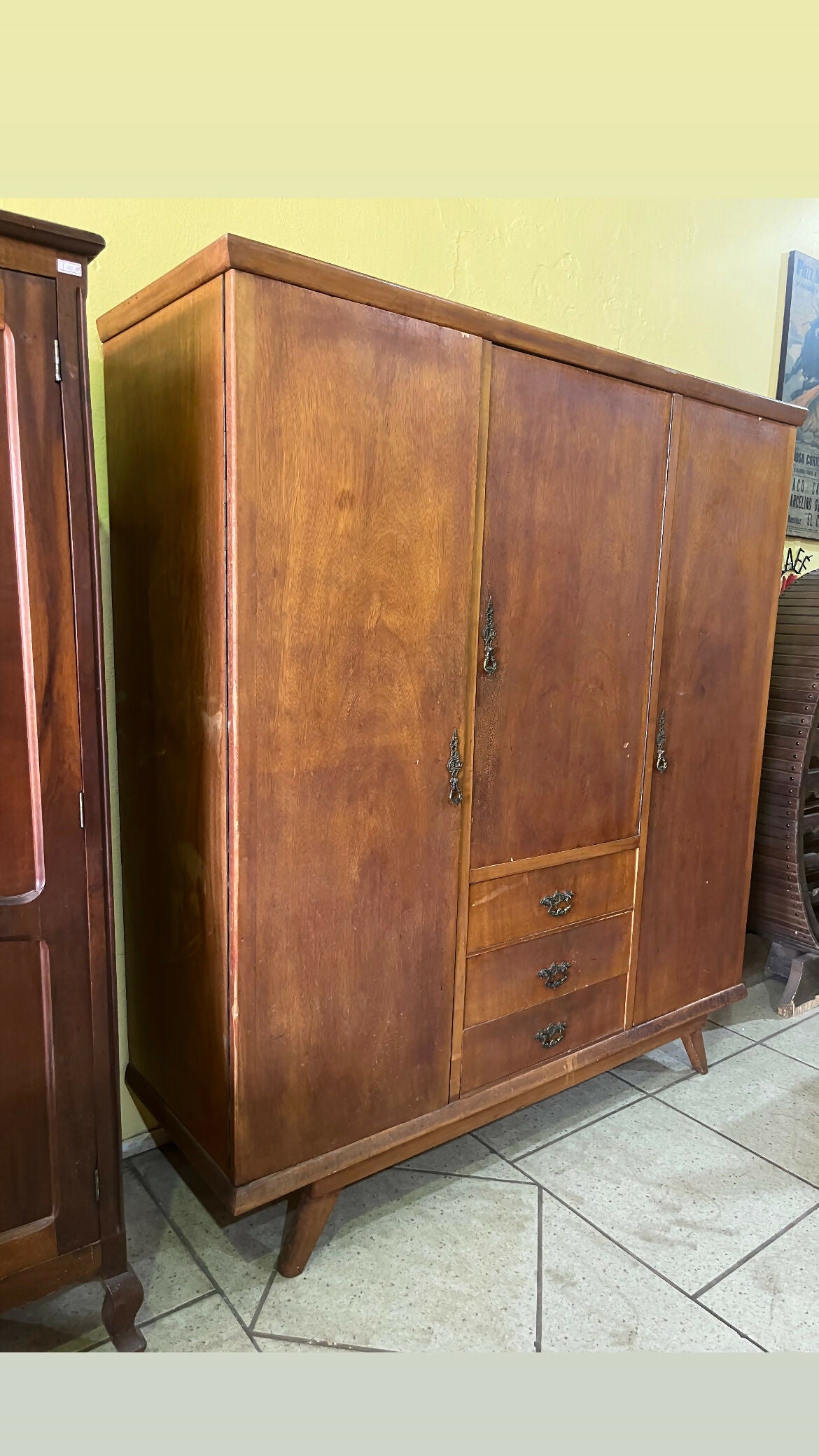 GUARDA ROUPAS ANOS 50 pés palito (temos a penteadeira também)