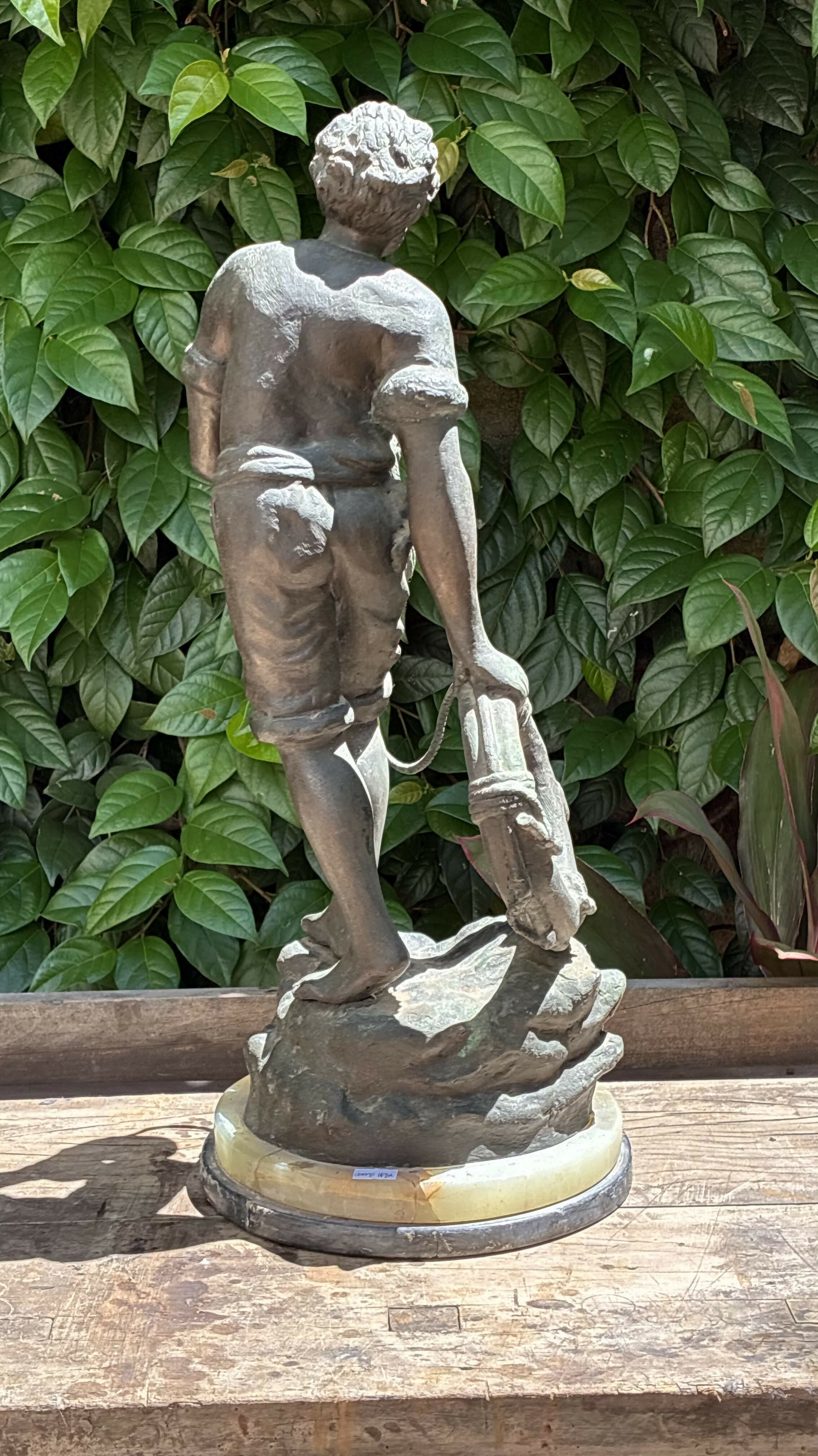 ESCULTURA BRONZE ANTIGO representando Pescador