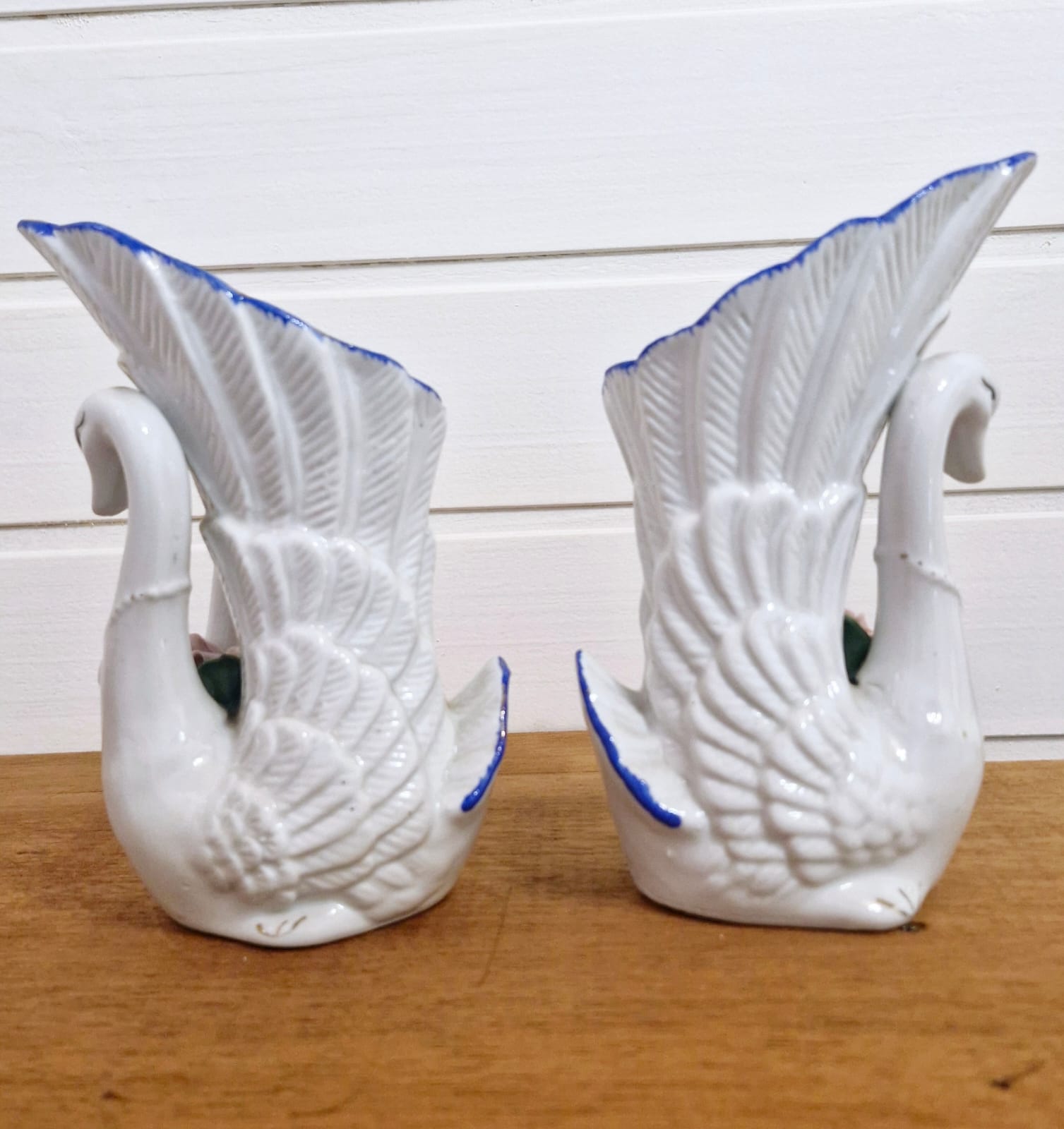Excepcional par de floreiras em porcelana em forma de cisne 