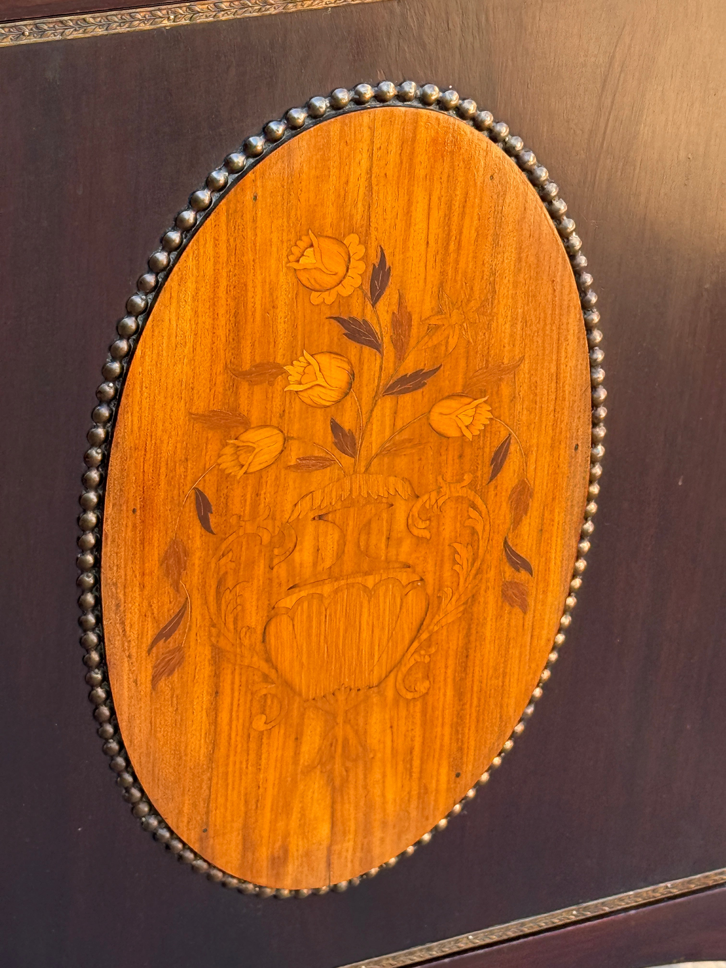 Belíssima Dunquerque (Buffet) estrutura em madeira de lei, rico em marchetaria e apliques de bronze com tampo em mármore Italiano