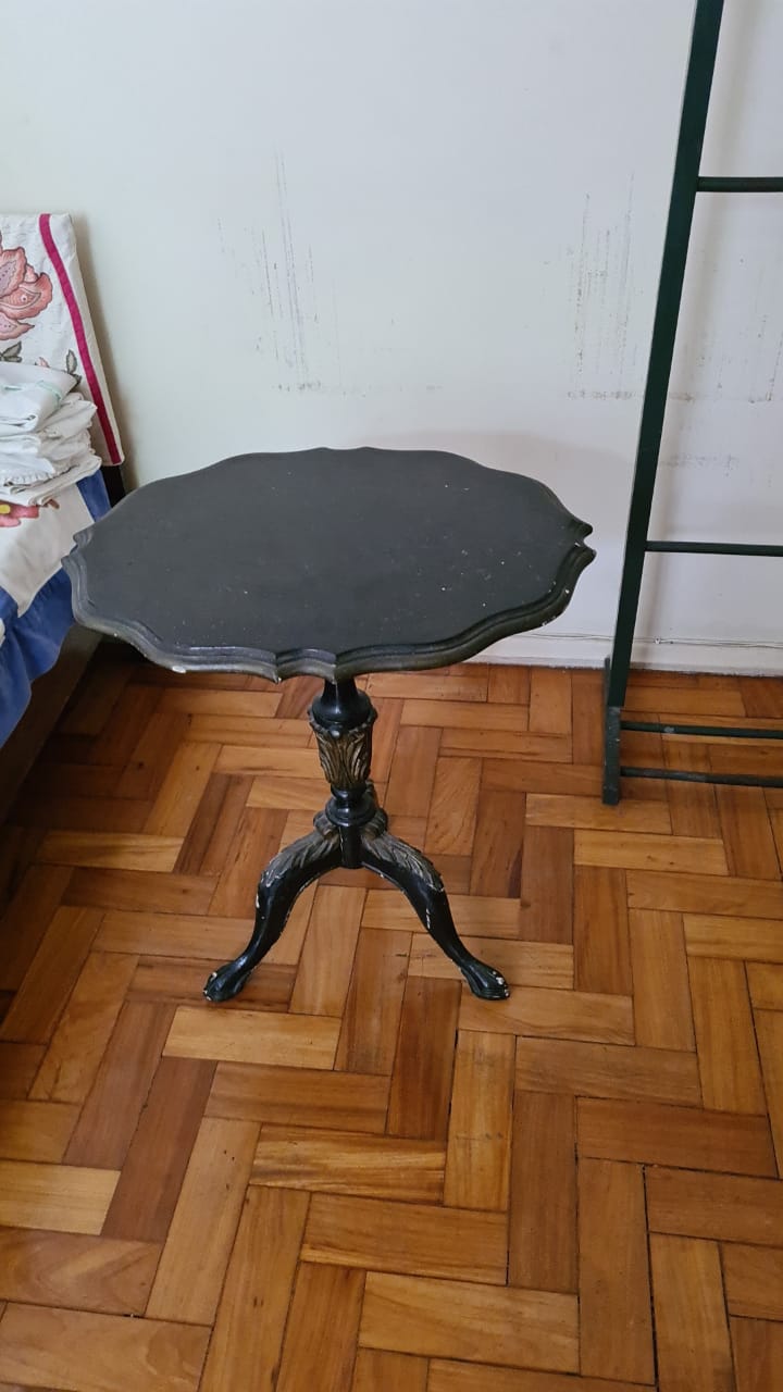 Mesinha arredondada estilo francês tipo tilt top madeira ebanizada 