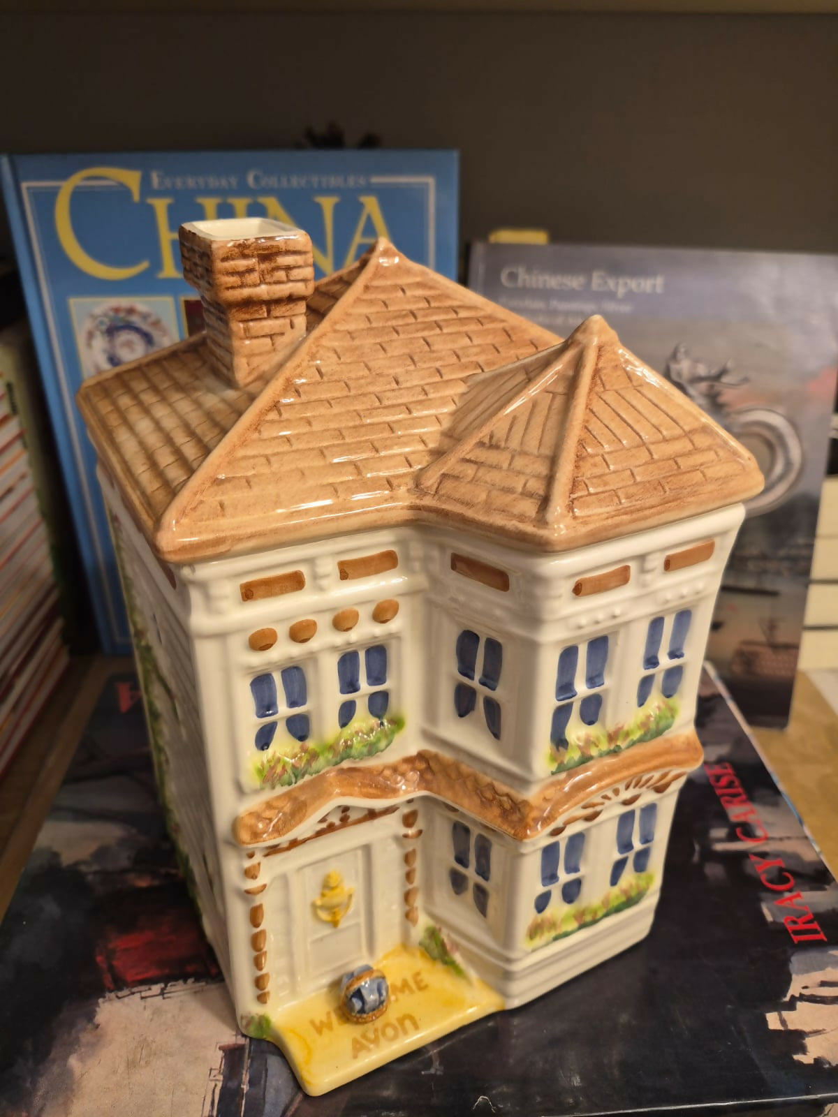 Bicoiteira em cerâmica Weiss, anos 80, em formato de casinha para a coleção Avon Townhouse. Modelo Grande. Linda!