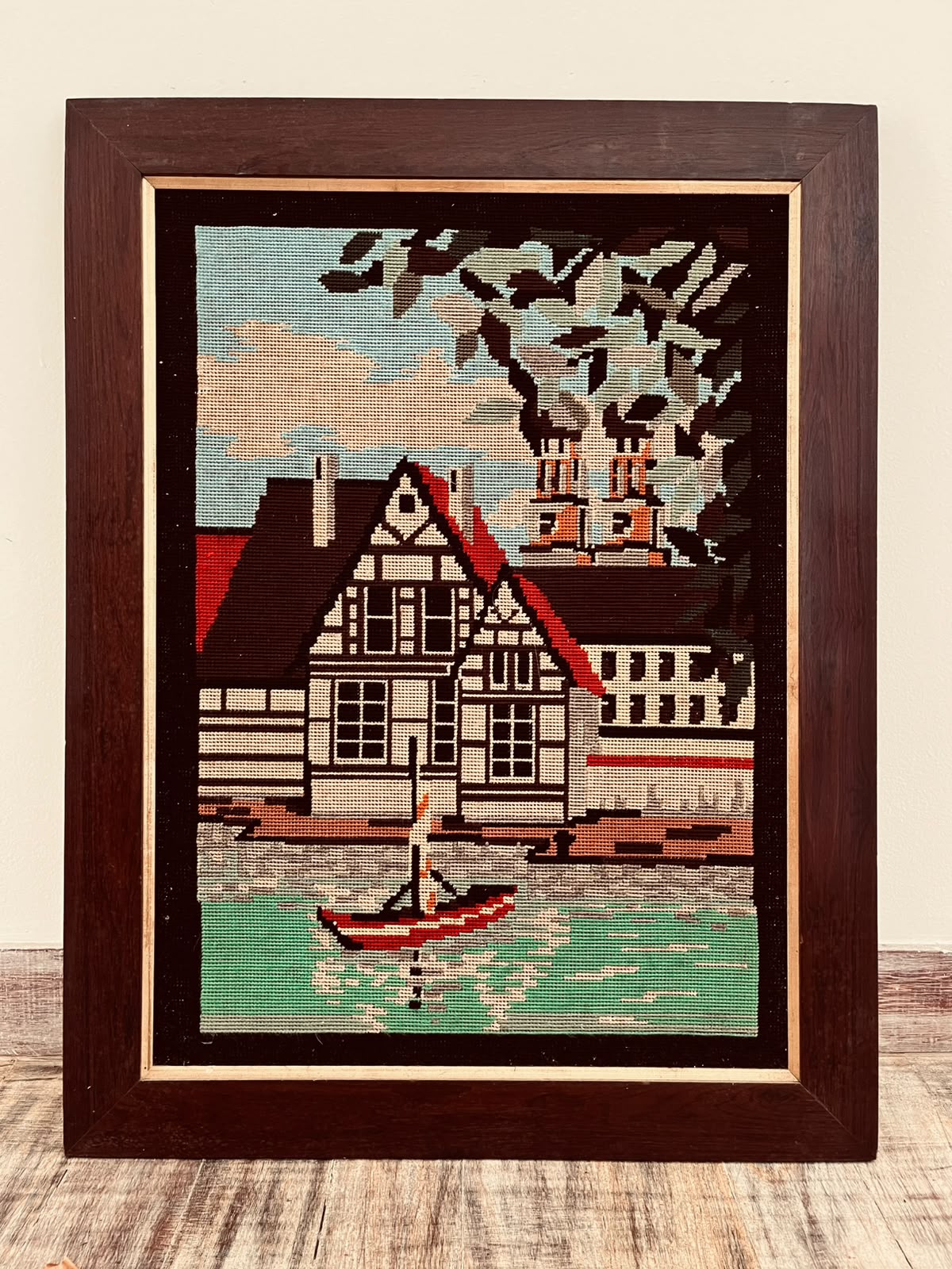 Quadro Antigo de Tapeçaria Bordada retratando paisagem com casa e Barquinho