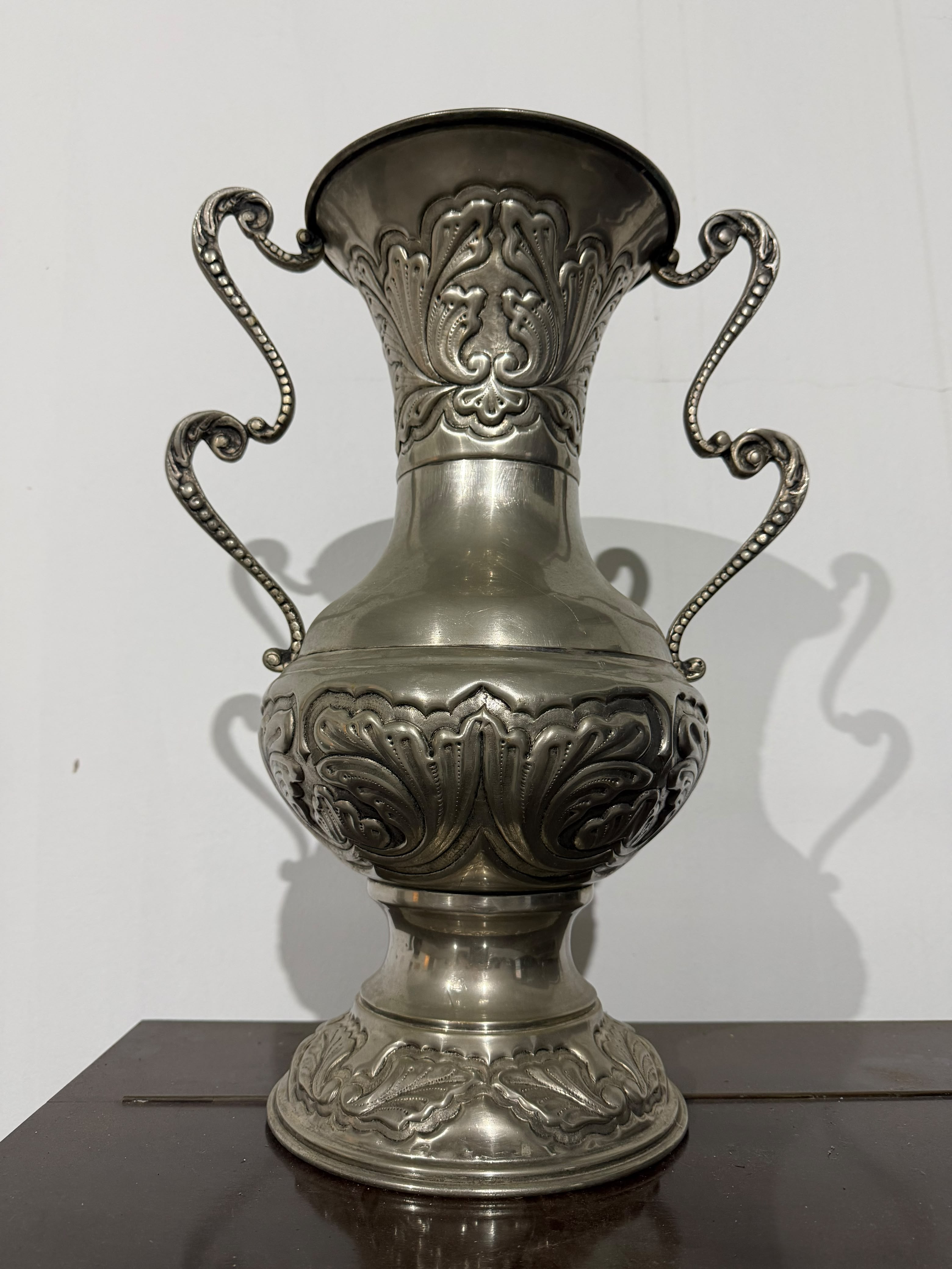 Vaso decorativo antigo em metal ornamentado 