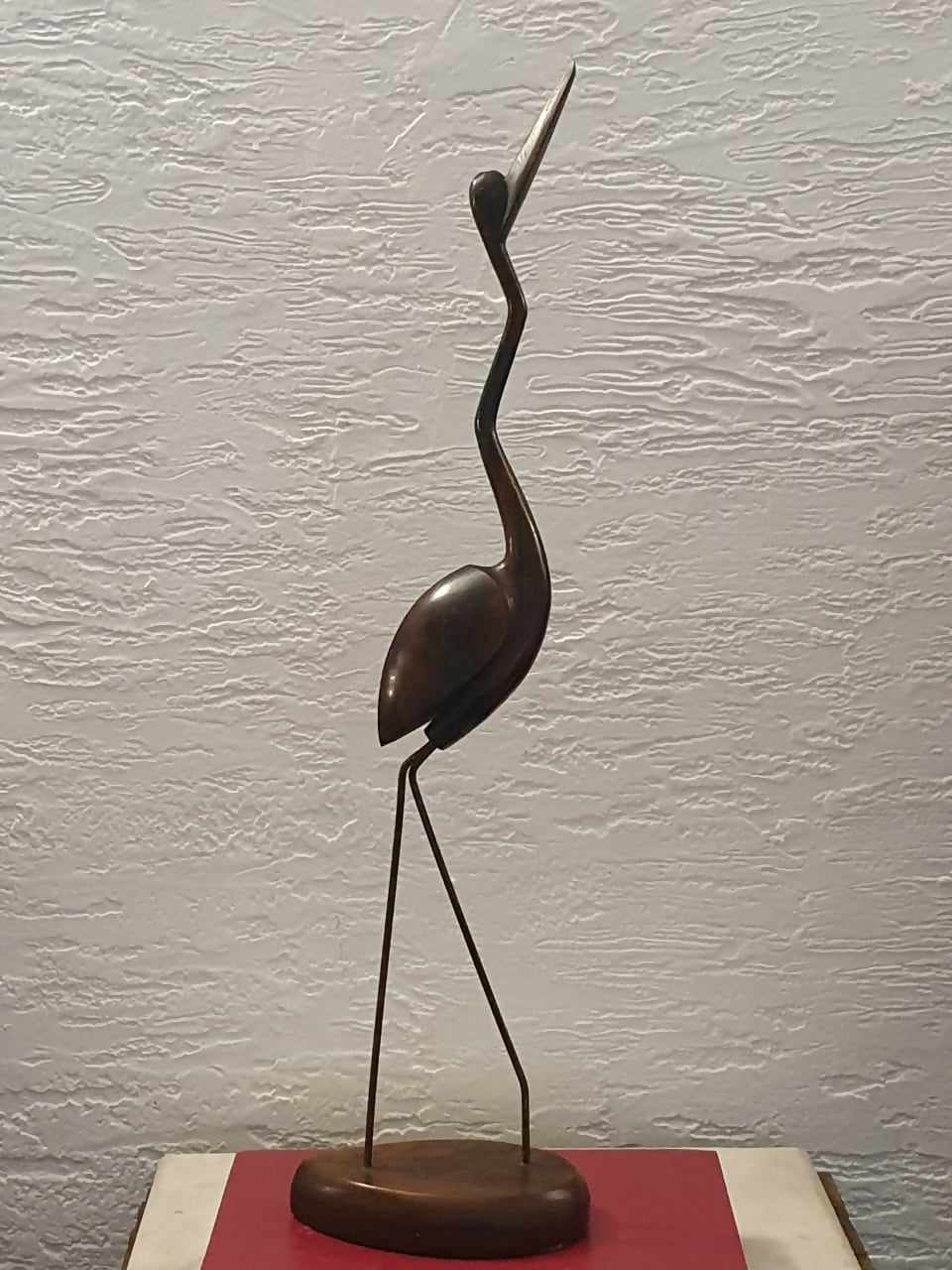 Escultura de garça em jacarandá, anos 60, com longas pernas de metal. Ótimo estado!