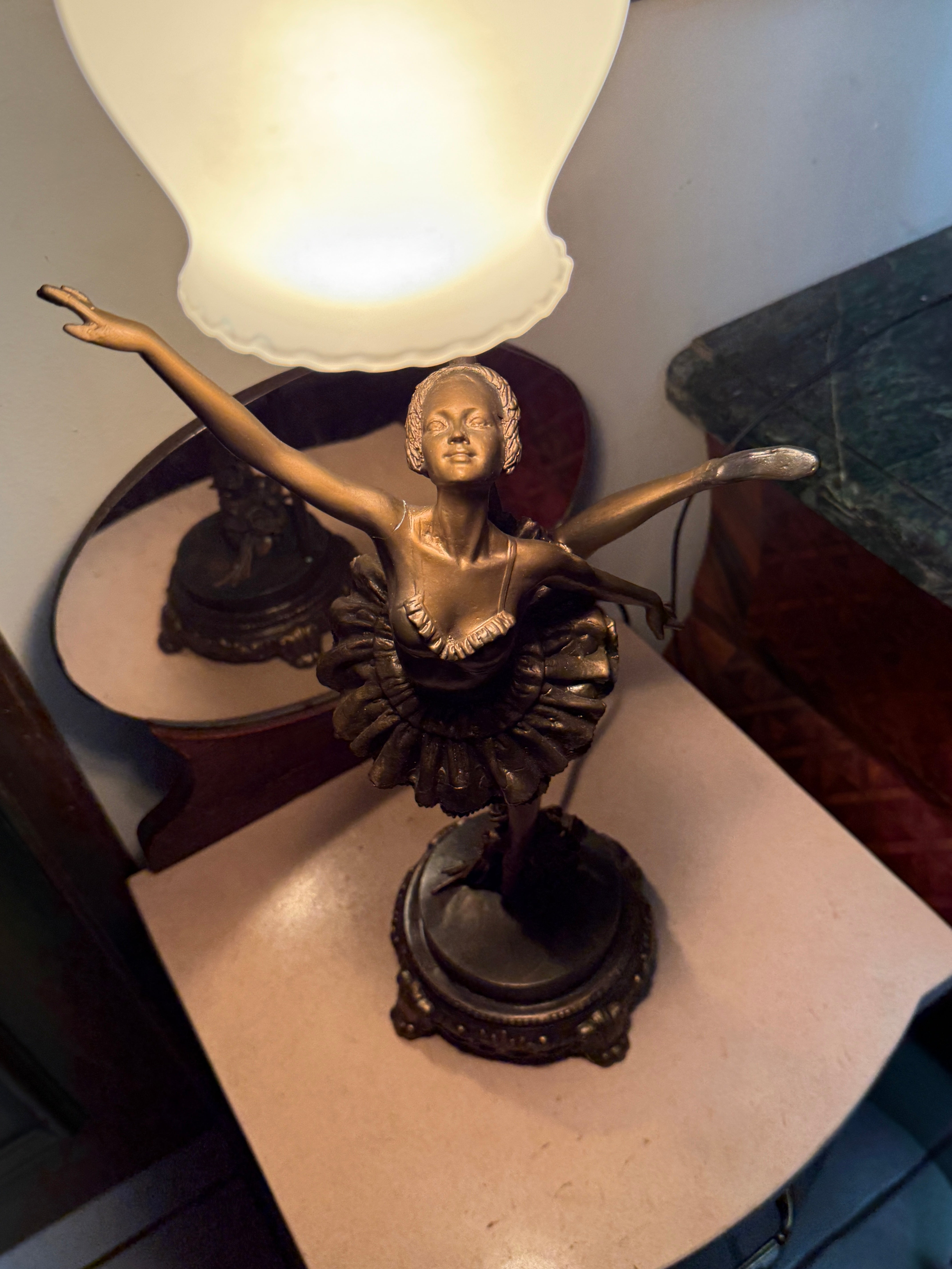 Belíssima luminaria de mesa em Petit Bronze representando bailarina 