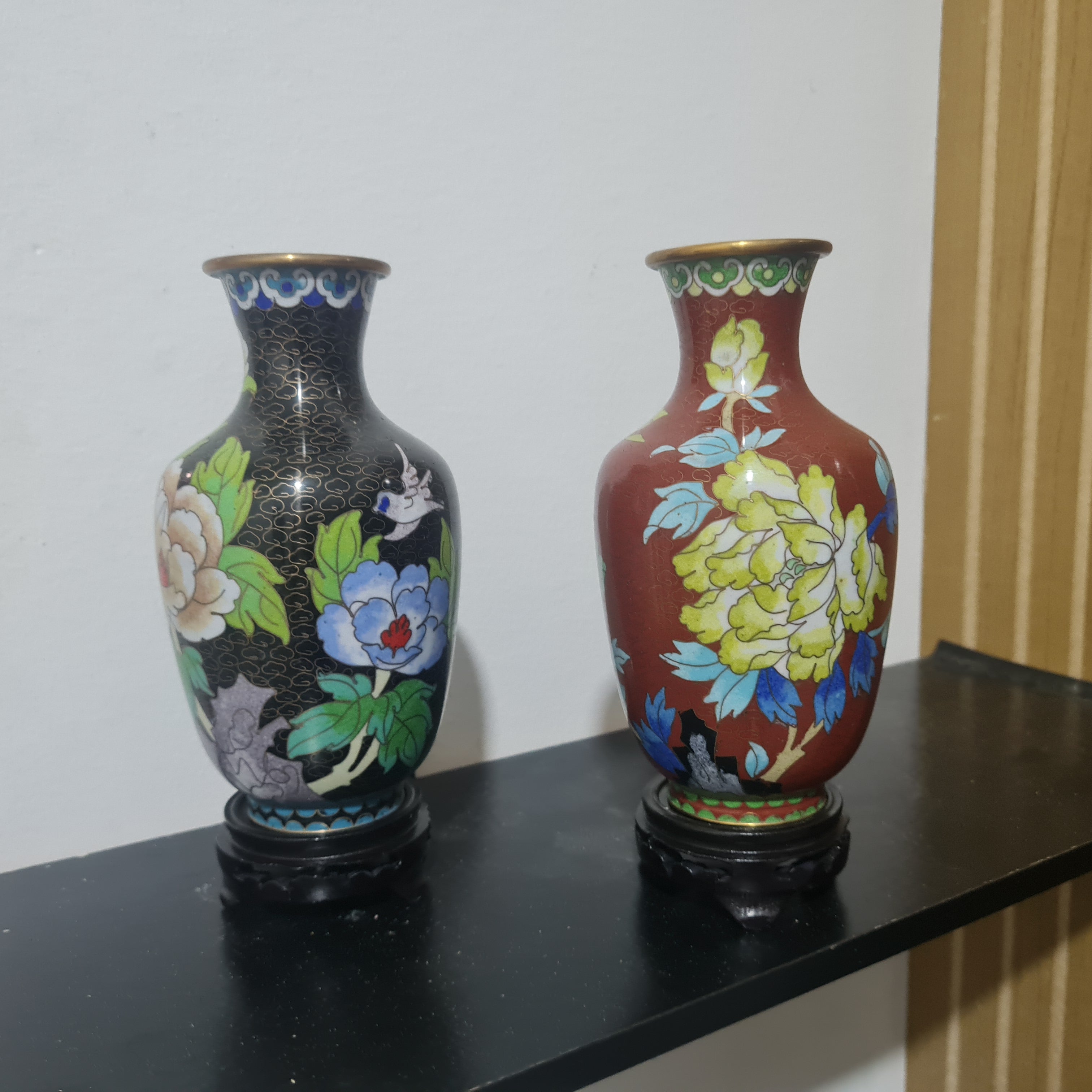 Par de Vasos Cloisonné Chineses Vintage (Anos 70) – 20cm com Peanhas em Madeira