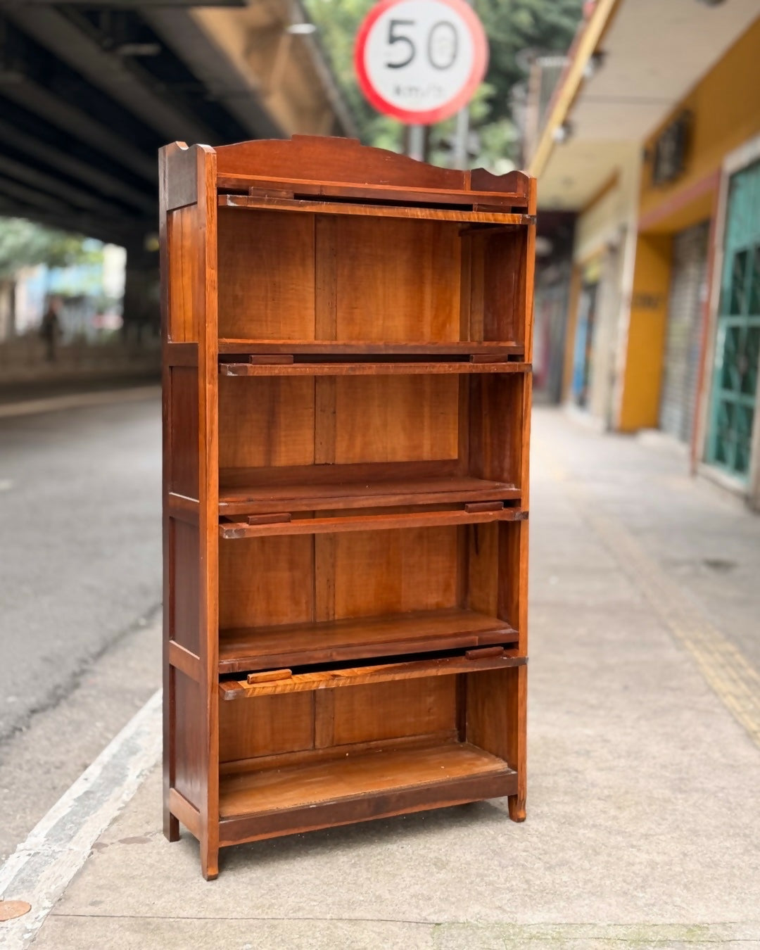 Livreiro com Portas Basculantes