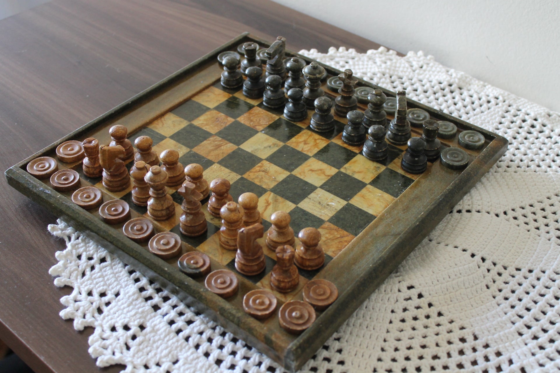 Jogo de Xadrez e Dama em Pedra-Sabão – Peça Artesanal e Vintage