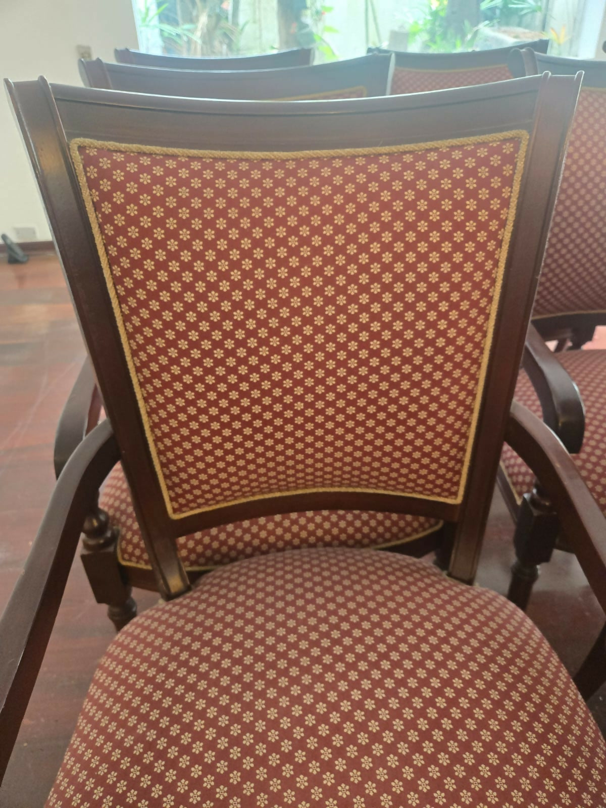 Conjunto de 10 cadeiras de jantar clássicas estofadas (madeira maciça) – anos 1990