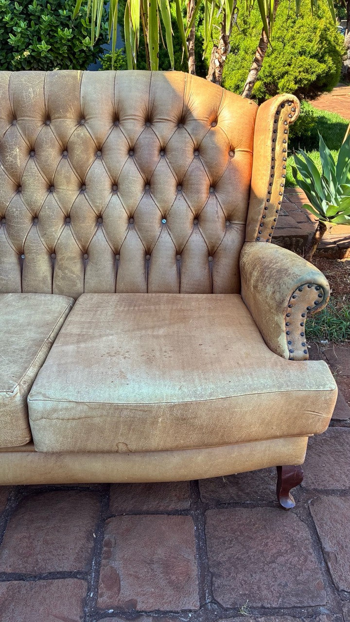 Sofá Chesterfield de Couro com estofado bege caramelo 