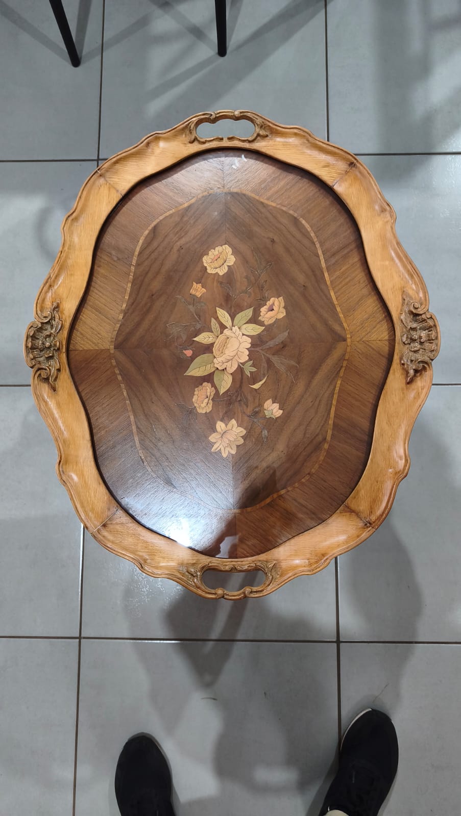 Mesa de Centro Oval com Marchetaria Floral e Bandeja Removível