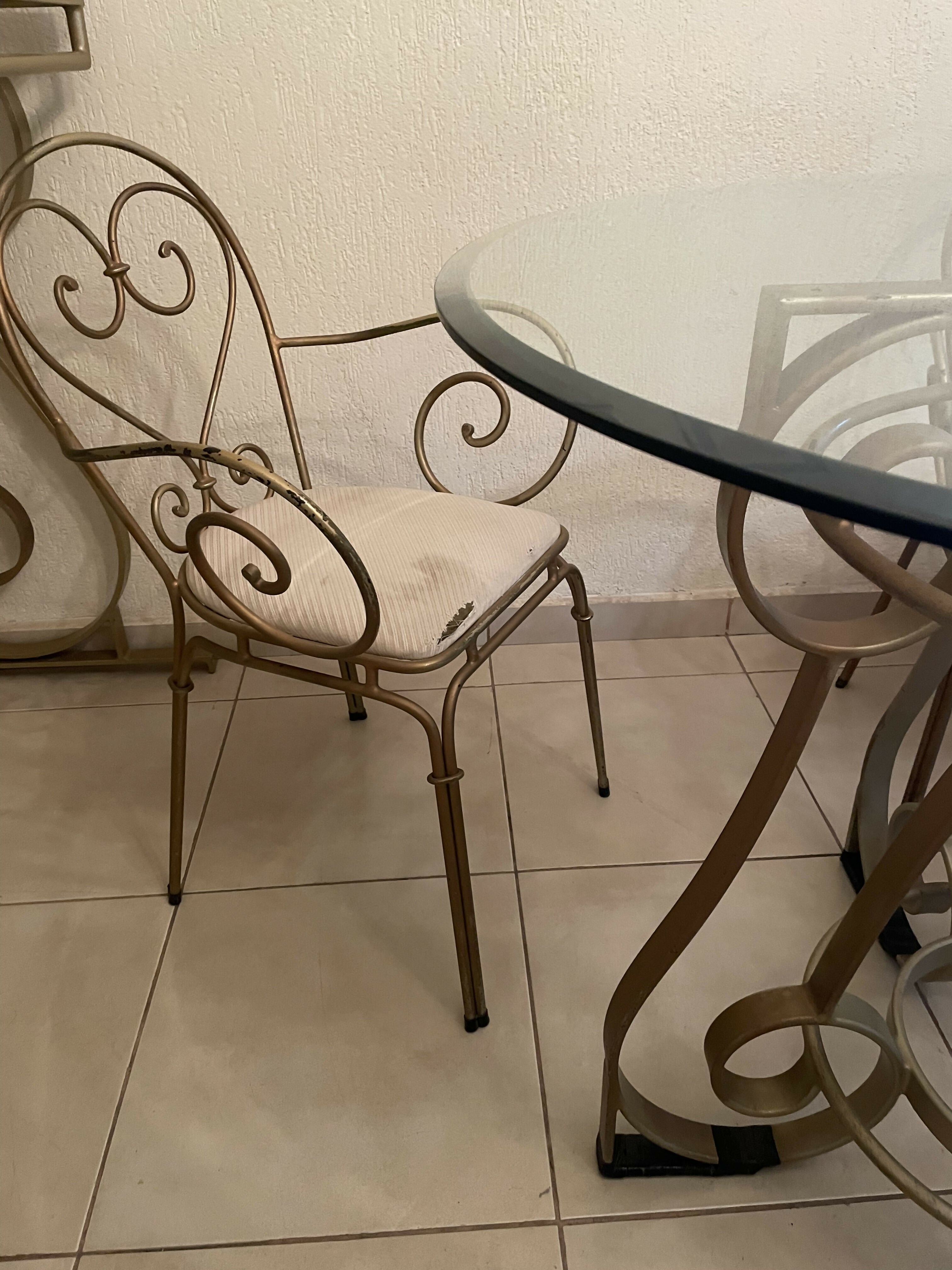 Mesa de ferro com tampo de vidro com quatro cadeiras