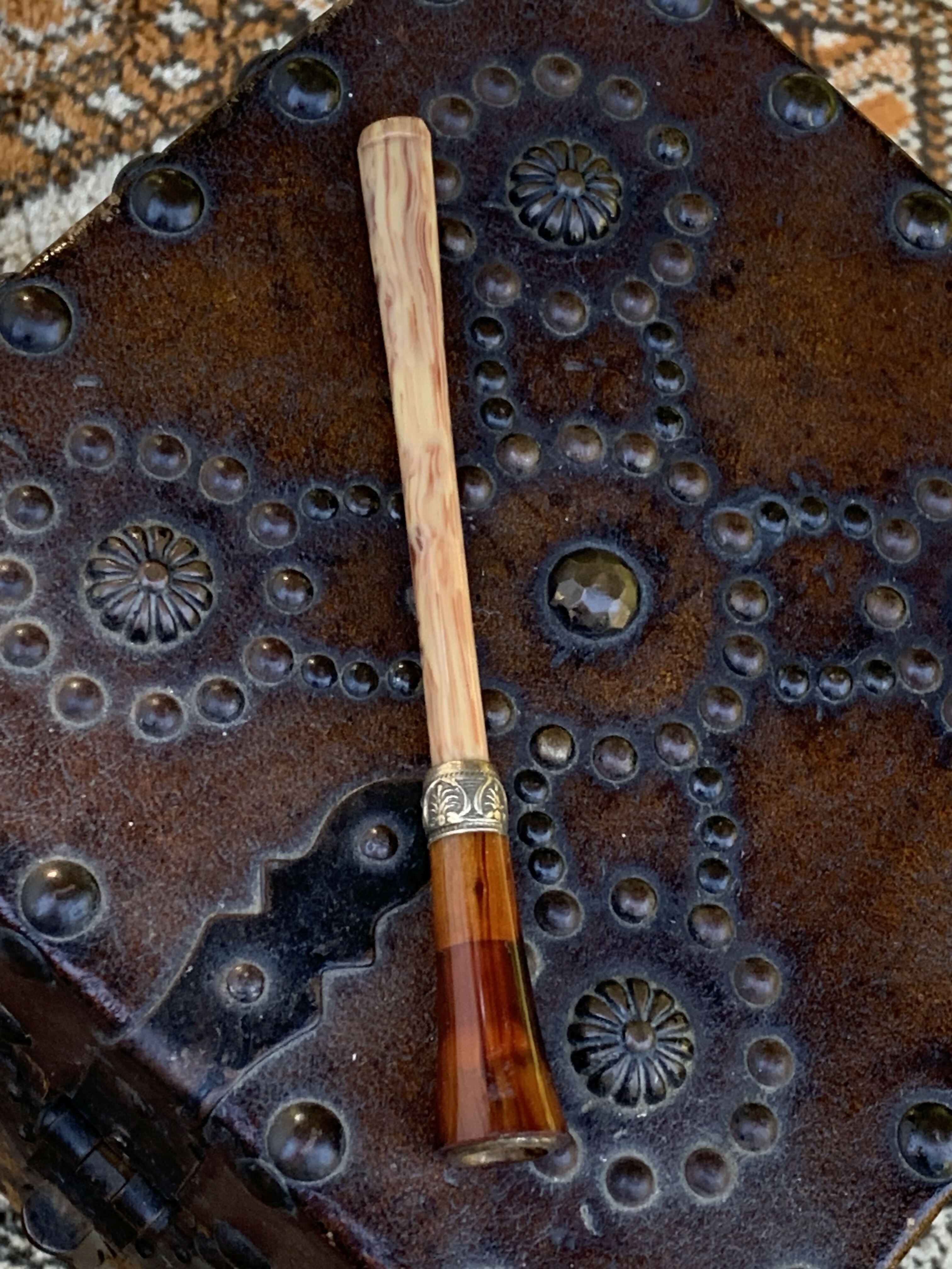 Piteira antiga com latão trabalhado - anos 30 / 40