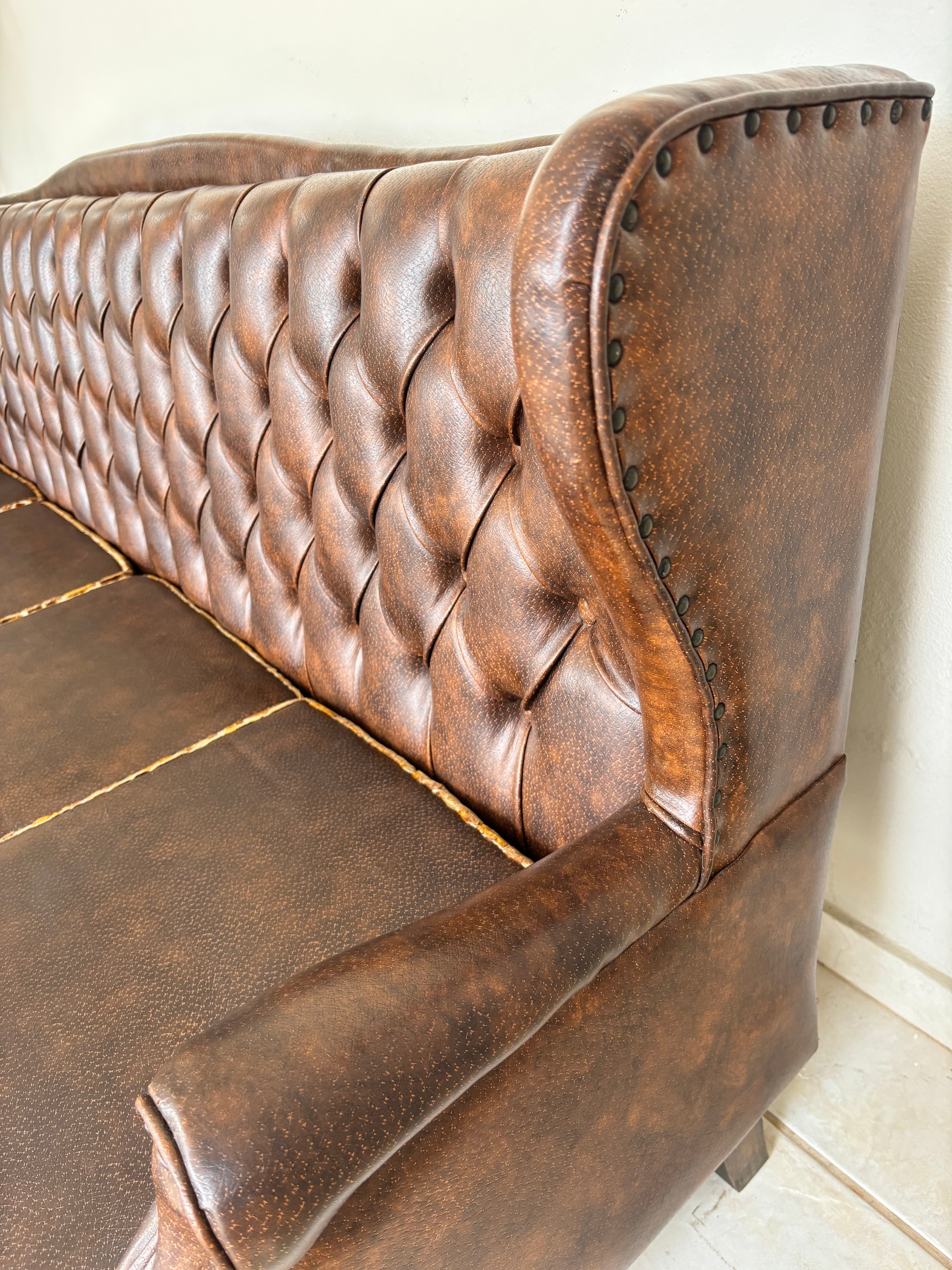 Sofá Vintage Anos 60/70 Estilo Imperial Chesterfield Imperador marrom – 4 Lugares