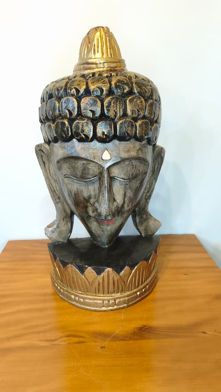 Escultura Decorativa de Buda em Madeira Entalhada