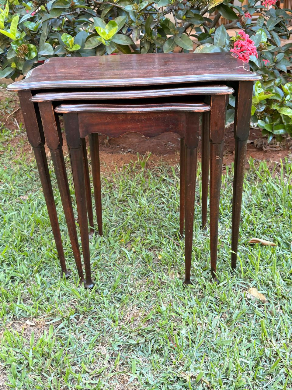 Trio de mesinhas em madeira imbuia.